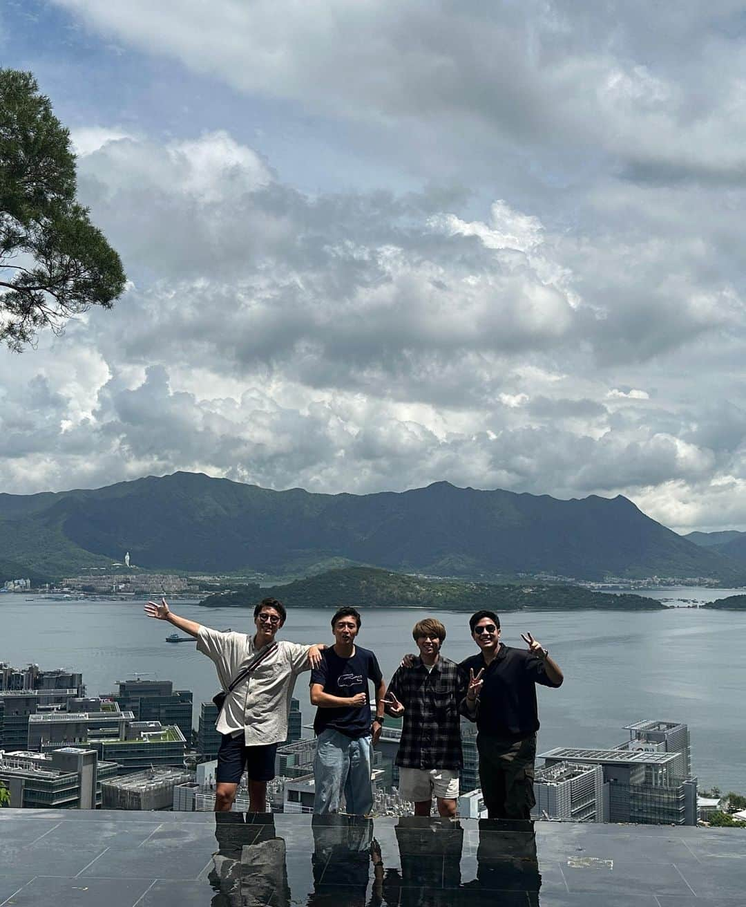 大塚稜馬さんのインスタグラム写真 - (大塚稜馬Instagram)「Waktu ke Hong Kong, Waseda Boys main ke kampus yang adanya di atas gunung!? MINDBLOWN BGTT! Satu gunung itu isinya kampus semua, gilee seruuu! Ketemu dan ngobrol2 sama mahasiswa2 di sana juga!😂😂  Kalian harus nonton vlognya di Youtube!! MANTAPPU JIWA!! 🙌🏻」10月6日 19時56分 - otk_rym