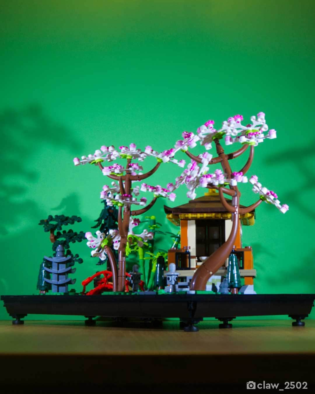 LEGOさんのインスタグラム写真 - (LEGOInstagram)「These super mindful fan pics of the LEGO Icons Tranquil Garden make us want to rebuild our own the second we get home 😌   📸 @a_toyphotographer and @claw2503 from @Stuckinplastic  #LEGO #LEGOIcons #TranquilGarden」10月6日 20時01分 - lego