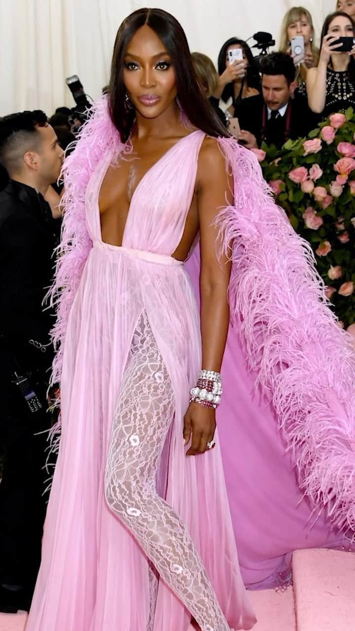 のインスタグラム：「Never forget @naomi’s 2019 #MetGala look by @maisonvalentino, a vision in pink that will actually be featured in a new exhibition at the Victoria and Albert Museum in London entitled “Naomi.” The museum has announced that its next fashion exhibition will be dedicated to the British supermodel, almost 40 years after she was first scouted in Covent Garden at the age of 15. Called simply “Naomi,” it will follow the museum’s current retrospective dedicated to Gabrielle “Coco” Chanel, and will showcase pieces from Campbell’s own extensive personal wardrobe, alongside archive looks from her runway career loaned by designers. There will also be an installation of significant fashion photography, curated by @edward_enninful, which will capture the “special alchemy she has with photographers, resulting as magic on the page.”  Tap the link in our bio for all the details.」