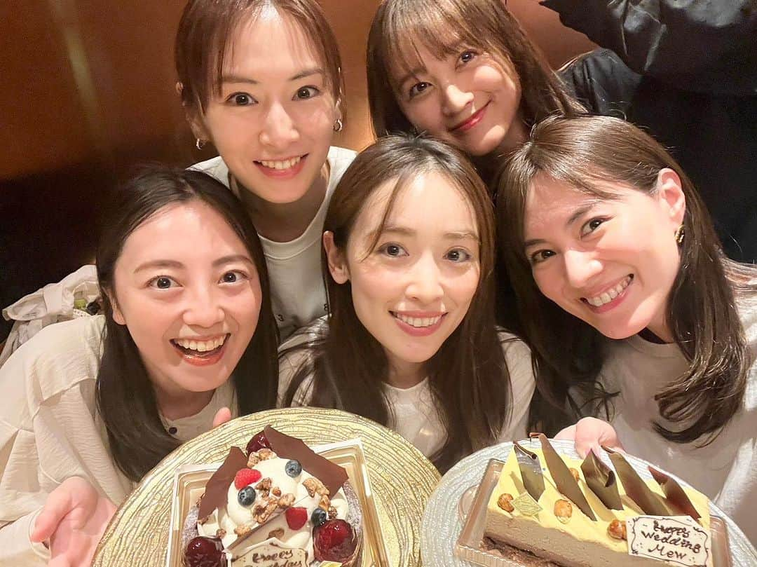 小松彩夏のインスタグラム：「⁡ 安座間の結婚のお祝いと今月誕生日の里香＆沢井のお誕生日のお祝いをしました🎂💕 ⁡ なんだかお祝いが続いていて嬉しい🥰 ⁡ 戦士のお祝い事があると私も色んな方からお祝いしてもらえるので、私まで幸せな気持ちになれるんです☺️❤️笑 ⁡ 昨日も、お話しましたが私たちが出会った作品でもある実写版【美少女戦士セーラームーン】の放送開始から20年🌙 ⁡ この作品に出会えたおかげで、かけがえのない大切な仲間に出会えました💖💙❤️💚🧡 ⁡ 20年経った今でもこうして大好きなみんなと集まれて、笑って過ごせることが本当に幸せです💕 ⁡ いつもバイバイしてからも話し足りなくて ずっと連絡を取り合う私たち😝 ⁡ 20年経ったけど『変わらないねうちら(笑)』なんて話しながら、変わらないで一緒に居てくれるみんなに『ありがとう♡』と思った私なのでした☺️🧡 ⁡ 景ちゃんデビュー20周年＆ 写真集発売おめでとう✨ ⁡ 安座間結婚おめでとう💐 ⁡ 里香、沢井、まだちょっと早いけど お誕生日おめでとう🎂 ⁡ I wanna be with you. My best friend♡ ⁡ #戦士 #戦友 #仲間 #戦士会 #安座間美優 #泉里香 #北川景子 #沢井美優 #小松彩夏 #誕生日 #誕生日会 #結婚 #お祝い#幸せ #絆 #美少女戦士セーラームーン #セーラームーン」