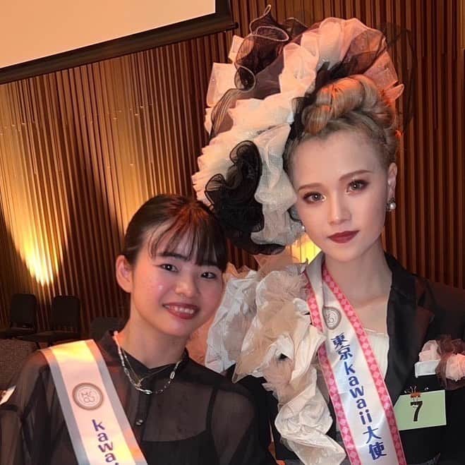Bmodeのインスタグラム：「✨全国大会2位✨Bmode生受賞  全国理美容学校「kawaii」選手権大会 かわいいウエディング部門 「全国専修学校各種学校総連合会　会長賞」を受賞しました✨  受賞者 技術者　美容科2年　我那覇さん モデル　美容科2年　川畑さん  夏休み期間中も学校に来て衣装を作ったり、本当に頑張っているのを見ていたので受賞して本当に嬉しいです！  指導された奥間先生も、我那覇さんも、川畑さんも、応援してくれた仲間達も、本当に本当におめでとう🎉  全身写真後日UPします🌈 ❤️‍🔥18期頑張ってるシリーズ  #kawaii選手権 #美容学校 #Bmode #bmode#ビーモード #ビューティーモードカレッジ #メイク #沖縄の美容専門学校ビーモード #那覇の美容専門学校ビーモード」