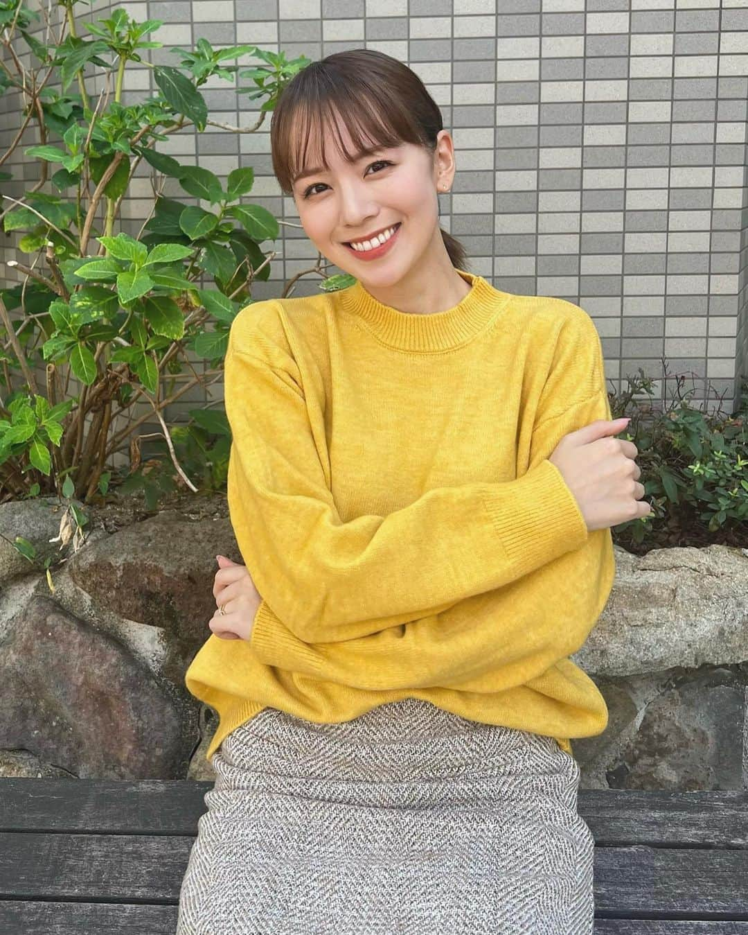 黒田真友香のインスタグラム：「イエベの秋冬マストアイテム イエローニット💛  毎年ちょっとずつ違う色味のイエローニット買ってる気がする🤣  このくらいの襟の高さだと 首元スッキリして見える🙆  165cm/フリーサイズ 【ada9087b】ZOZOで検索してね！  MAX50%オフセール開催中みたい♡ @__ada.official__   #ada #エイダ #エイダコーデ #zozotown #zozo購入品 #zozotown購入品 #ニット #オーバーサイズニット #プチプラ #プチプラコーデ #韓国ファッション #着回しコーデ #ユニクロ #ZARA #ザラ #GU #ジーユー #shein #uniqlo」