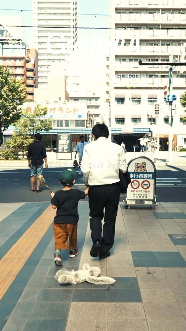 村上佳佑のインスタグラム：「🧸🚶‍♀️👣🏃🚲💐 "Grateful Days"MV公開▶️#youtube  #gratefuldays #murakamikeisuke #オリジナル曲  #ケセラセラ #soulmusic #browneyedsoul #japan  #original #musicvideo」