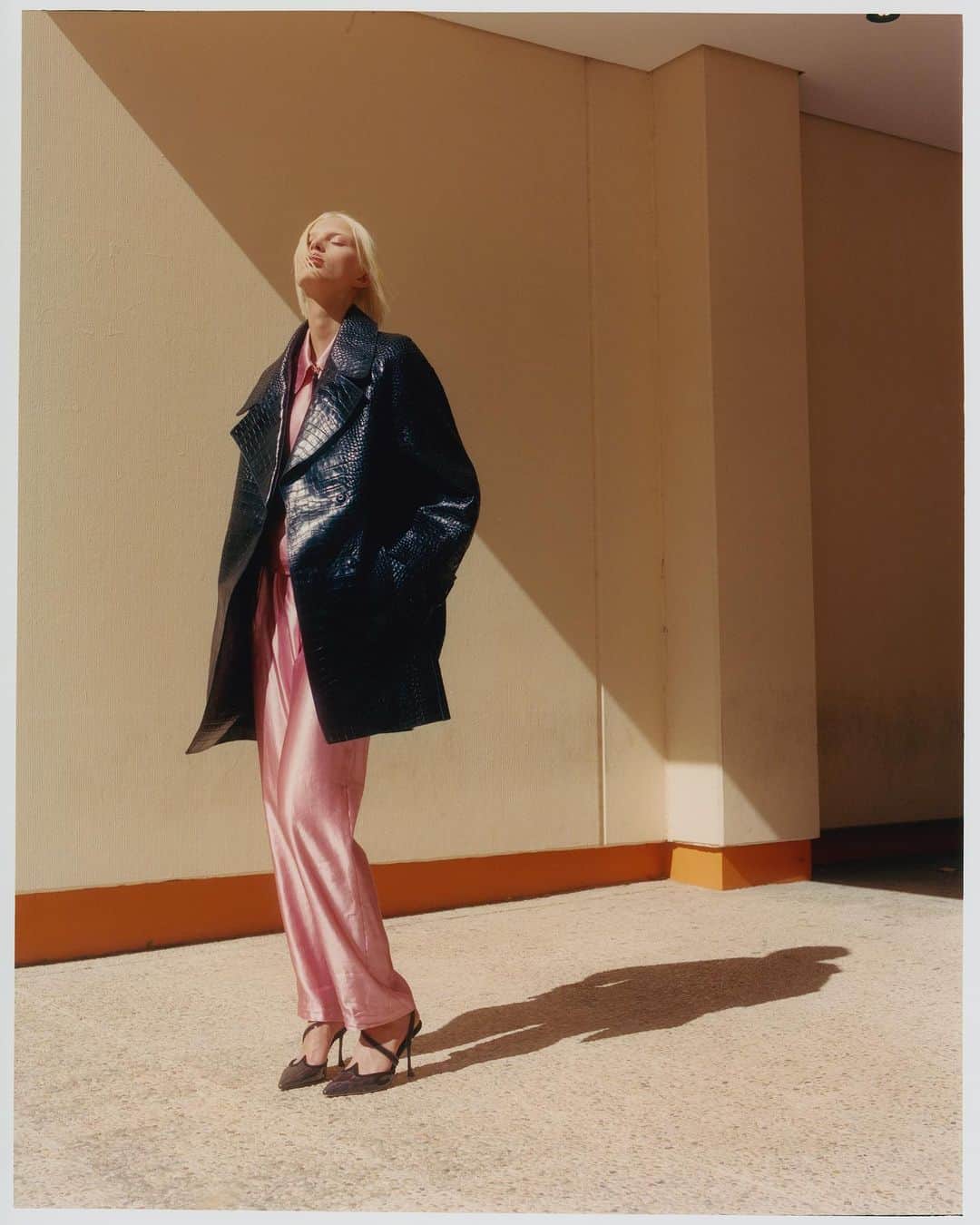 Vogue Españaさんのインスタグラム写真 - (Vogue EspañaInstagram)「💗La vida en rosa💗 La estética #Barbiecore inunda las tendencias para este otoño-invierno 2023. En #VogueOctubre, demostramos que este color se puede llevar de muchas maneras (incluso sin caer en lo cursi). ▪️Fotografía: @davidgomezmaestre ▪️Estilismo: @beamachh ▪️Peluquería: @manfdez ▪️Maquillaje: @josebelmontemakeup ▪️Ayudantes de fotografía: @miguelbenajes y @silviadelarosa ▪️Ayudantes de estilismo: @diegosernah ▪️Producción: @anotherartistsagency ▪️Modelo: @luluwood_ ▪️Agradecimientos: Facultad de Ciencias Económicas y Empresariales Campus de ▪️Somosaguas」10月6日 23時30分 - voguespain