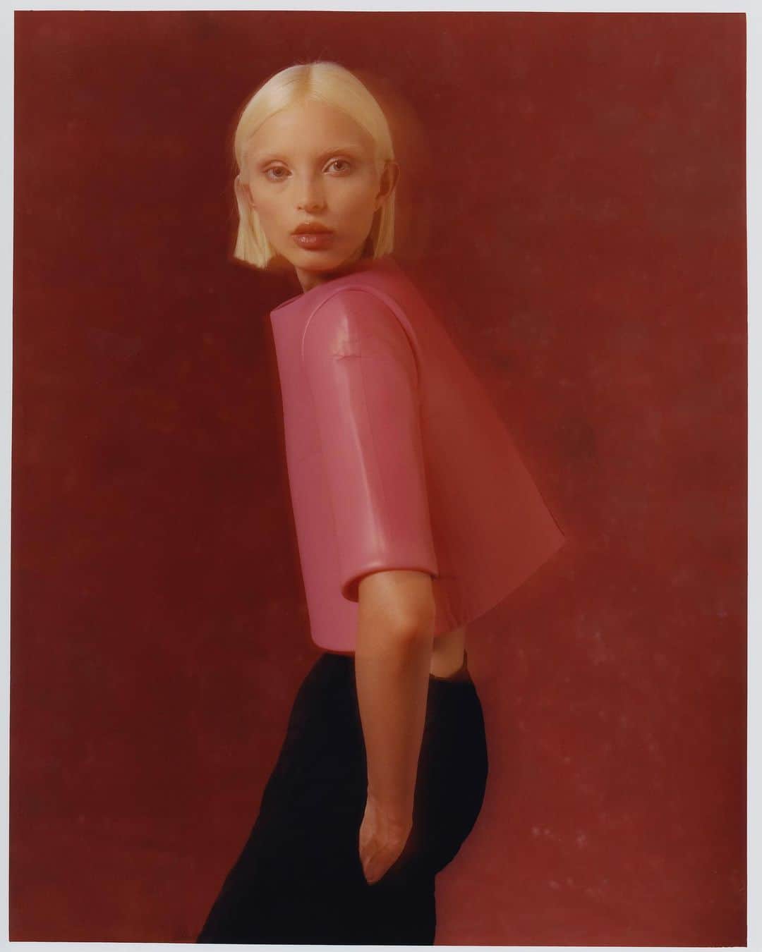 Vogue Españaさんのインスタグラム写真 - (Vogue EspañaInstagram)「💗La vida en rosa💗 La estética #Barbiecore inunda las tendencias para este otoño-invierno 2023. En #VogueOctubre, demostramos que este color se puede llevar de muchas maneras (incluso sin caer en lo cursi). ▪️Fotografía: @davidgomezmaestre ▪️Estilismo: @beamachh ▪️Peluquería: @manfdez ▪️Maquillaje: @josebelmontemakeup ▪️Ayudantes de fotografía: @miguelbenajes y @silviadelarosa ▪️Ayudantes de estilismo: @diegosernah ▪️Producción: @anotherartistsagency ▪️Modelo: @luluwood_ ▪️Agradecimientos: Facultad de Ciencias Económicas y Empresariales Campus de ▪️Somosaguas」10月6日 23時30分 - voguespain