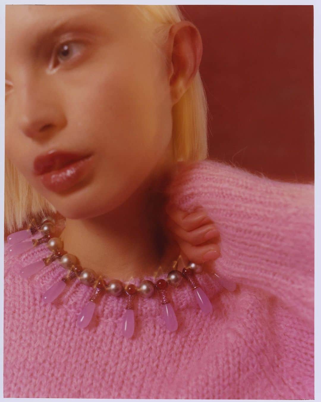 Vogue Españaさんのインスタグラム写真 - (Vogue EspañaInstagram)「💗La vida en rosa💗 La estética #Barbiecore inunda las tendencias para este otoño-invierno 2023. En #VogueOctubre, demostramos que este color se puede llevar de muchas maneras (incluso sin caer en lo cursi). ▪️Fotografía: @davidgomezmaestre ▪️Estilismo: @beamachh ▪️Peluquería: @manfdez ▪️Maquillaje: @josebelmontemakeup ▪️Ayudantes de fotografía: @miguelbenajes y @silviadelarosa ▪️Ayudantes de estilismo: @diegosernah ▪️Producción: @anotherartistsagency ▪️Modelo: @luluwood_ ▪️Agradecimientos: Facultad de Ciencias Económicas y Empresariales Campus de ▪️Somosaguas」10月6日 23時30分 - voguespain