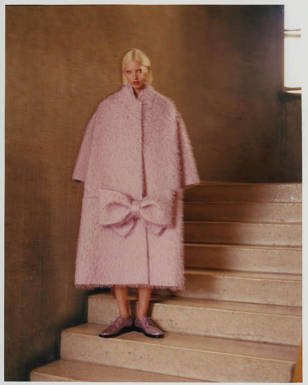 Vogue Españaさんのインスタグラム写真 - (Vogue EspañaInstagram)「💗La vida en rosa💗 La estética #Barbiecore inunda las tendencias para este otoño-invierno 2023. En #VogueOctubre, demostramos que este color se puede llevar de muchas maneras (incluso sin caer en lo cursi). ▪️Fotografía: @davidgomezmaestre ▪️Estilismo: @beamachh ▪️Peluquería: @manfdez ▪️Maquillaje: @josebelmontemakeup ▪️Ayudantes de fotografía: @miguelbenajes y @silviadelarosa ▪️Ayudantes de estilismo: @diegosernah ▪️Producción: @anotherartistsagency ▪️Modelo: @luluwood_ ▪️Agradecimientos: Facultad de Ciencias Económicas y Empresariales Campus de ▪️Somosaguas」10月6日 23時30分 - voguespain