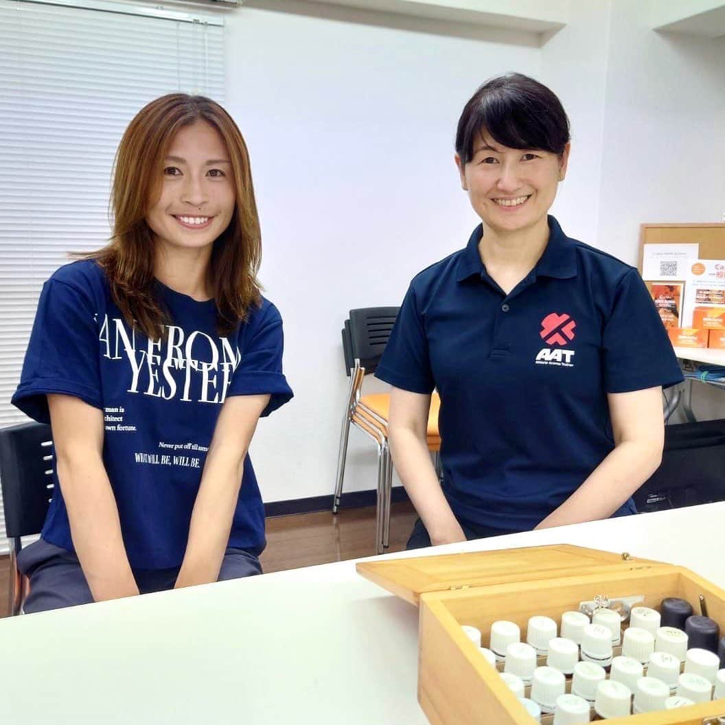 鮫島彩のインスタグラム：「⁡ ⁡ 先日アロマオイルマッサージで身体を整えていただきました✨ ⁡ ⁡ そのときの身体の調子や心の状態に最適なアロマを選んでもらっています☺️ ⁡ ⁡ 今回はサイプレス、フランキンセンス、イランイラン、ラベンダーの4つ🪻 ⁡ ⁡ アロマの力は私にとって必要不可欠🙌 ⁡ ⁡ #アスリートアロマ #アロママッサージ #cara #キャラアロマテラピースクール #下川路さやか さん #いつもありがとうございます」