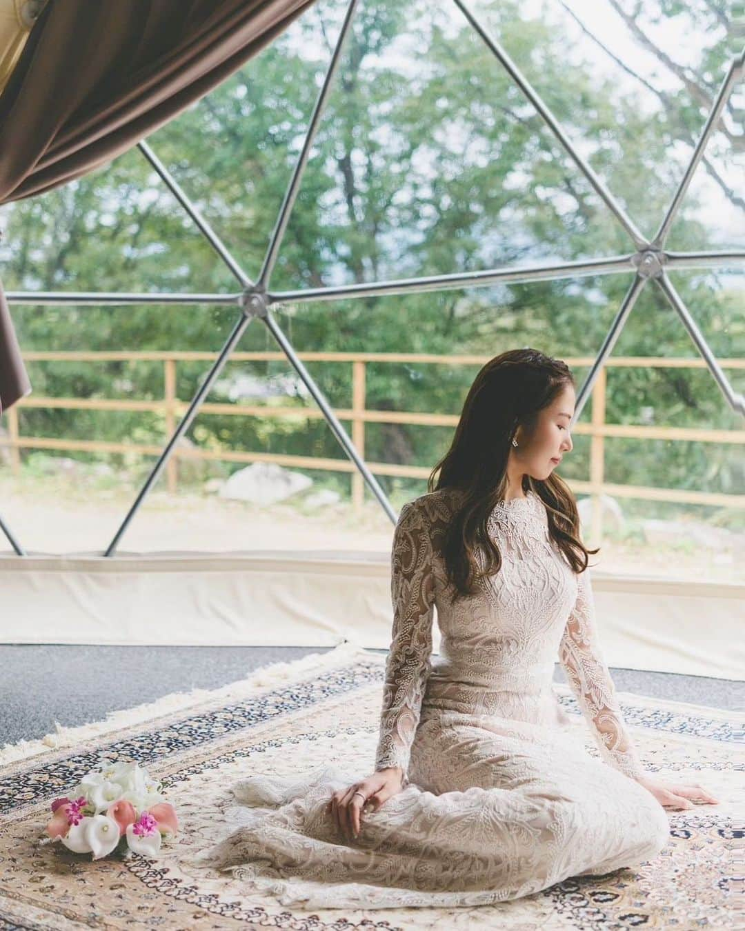 武田奈津美のインスタグラム：「岐阜県中津川にあるグランピング施設、星が見の杜🌳 ウエディングフォトが撮れるようになるそうで、撮影モデルとして行ってきました☺️ グランピングドームの中で撮影って新鮮💐  岐阜の自然は綺麗だからまたグランピングで遊びに行きたいな☺️🤍  @hoshigaminomori_glamping   #岐阜 #岐阜観光 #馬籠宿 #馬籠 #中津川 #中津川観光 #ウェディング #ウェディングフォト #撮影 #ブライダル #ブライダルフォト #ウェディング撮影 #ブライダル撮影 #グランピング #星が見の杜 #glamping #前撮り #前撮り撮影」