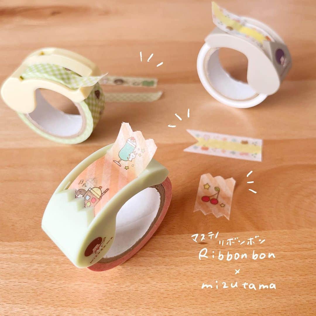 mizutamaのインスタグラム：「マステノリボンボン☺️ ⁡ マスキングテープをかわいくカットできる マステノリボンボンにmizutama柄が登場しました♡ ⁡ かわいいマスキングテープ付きです！ デコるタイプと書き込めるタイプの2タイプあります。 ⁡ 本体カラーは、 ロフト・ハンズ限定の3カラーと 一般店限定の3カラーがあります☺️ （マスキングテープの柄は共通です） ⁡ マステノリボンボン使いやすくアップデートされております！ 以前より着脱しやすくなりました👌 先日の（9/1）インスタライブでもコツや使い方など 紹介しておりますのでお時間のあるときにぜひ！ ⁡ たくさん持っているマスキングテープを （皆さんがたんまり持っていることはお見通しですよ😎） 楽しく使えるアイテムは嬉しいですよね♡ ⁡ ⁡ 全国の販売店さんにて絶賛販売中でございます！ ぜひお近くの販売店さんへレッツゴーです☺️ ⁡ 詳細はクツワさんのアカウントにて @kutsuwaofficial_kids  ⁡ ⁡ ⁡ #マステノリボンボン #マスキングテープ #文房具 #文具 #文房具好き #stationery #stationerylove #mizutama #mizutama文房具」