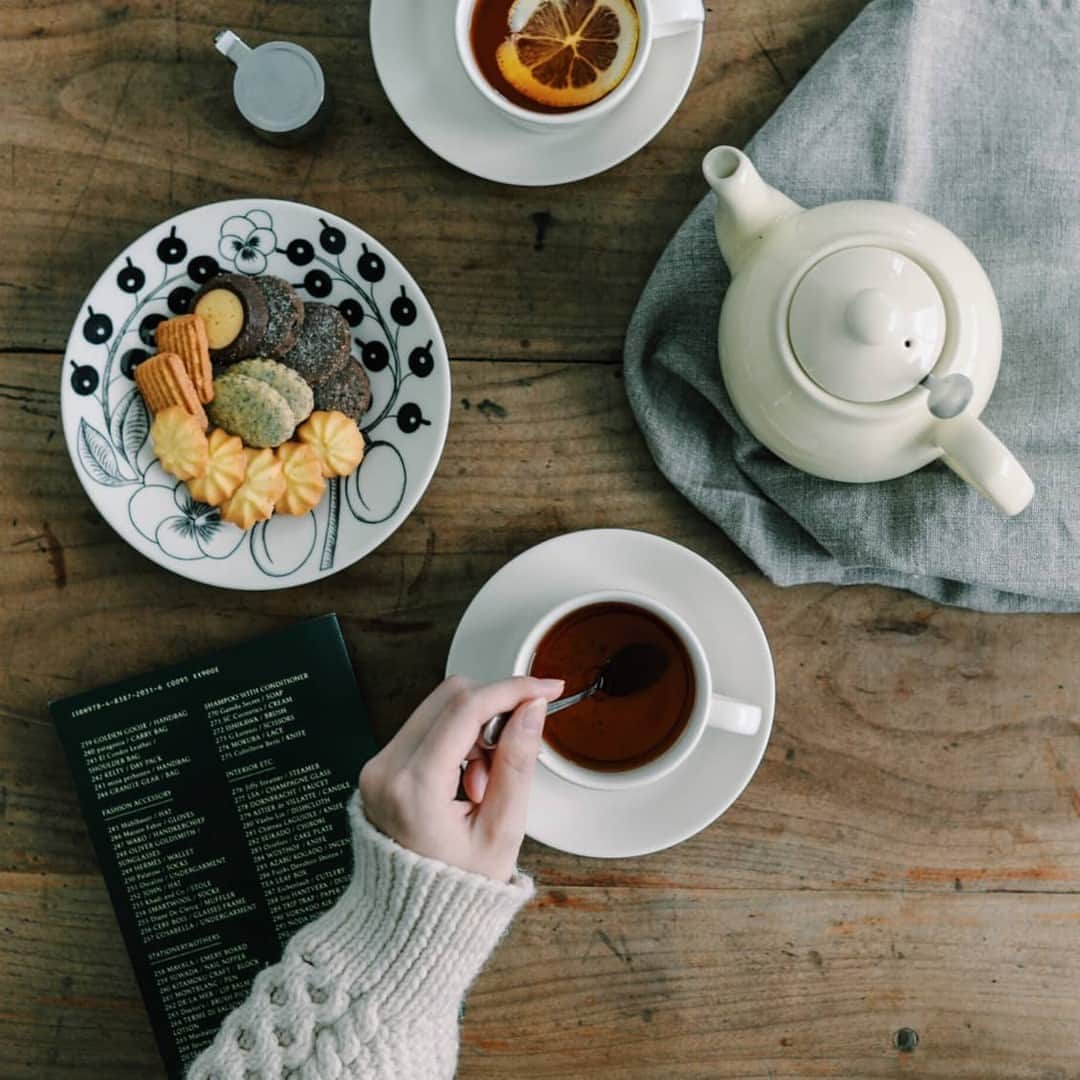 北欧、暮らしの道具店さんのインスタグラム写真 - (北欧、暮らしの道具店Instagram)「ぽってりフォルムが愛らしい ロンドン生まれのティーポット . - - - - - - - - - - - -  紅茶の本場、英国生まれのティーポット、 ロンドンポタリーをご紹介！  ぽってりとしたフォルムで 可愛らしさもありながら、 トラディショナルな雰囲気も感じられる シンプルなデザインが魅力です。  どんなクロスやカップと合わせても、 すっと馴染み、ポットひとつで、 いつもの食卓がぐんと楽しくなりますね。  目の細かいステンレス製のティーストレーナーは 触れてみると「穴を感じない」ほど滑らかで、 茶葉が穴に挟まりづらく、 掃除もしやすいのがポイントです。  また、お湯を注いだときに茶葉が十分に開くよう、 深めの作りになっているので、 誰でも美味しいお茶が淹れられますよ◎  これからの季節、ゆったりとお家で楽しむ ティーブレイクの相棒にいかがでしょうか？  ーーー 掲載のアイテムはこちら▼ ーーー . ☑︎ロンドンポタリー / ティーポット . . ▶︎ プロフィールのリンクから、お値段・サイズなど詳しい情報をご覧いただけますよ。→@hokuoh_kurashi . 🎁「クラシ手帳2024」プレゼントキャンペーン実施中！お買いものいただいた方全員に、当店オリジナルの手帳を無料でお届けいたします。  #kitchen#kitchendesign#kitchenware#food#foodstagra#キッチン#キッチン雑貨#台所#ロンドンポタリー#ティーポット#紅茶#ティータイム#おやつ#シンプル#シンプルライフ#シンプルデザイン#暮らしを楽しむ#日々の暮らし#北欧#暮らし#北欧暮らしの道具店」10月6日 20時10分 - hokuoh_kurashi