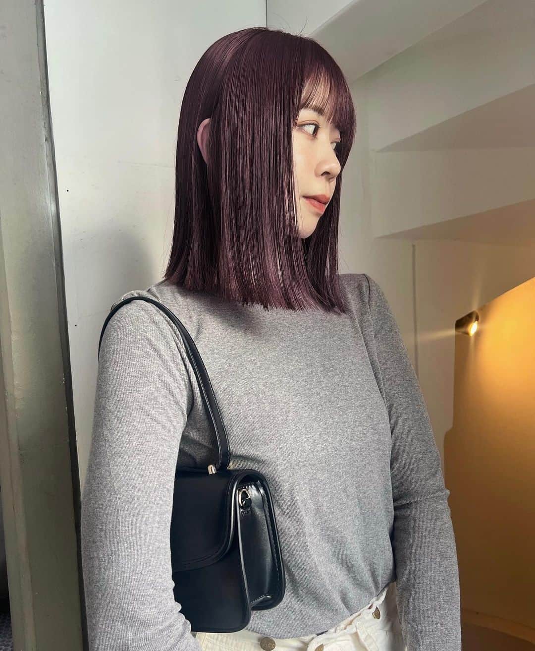 マツオモモコのインスタグラム：「plum  color/smooth midi🍇 . smartでminimalなスタイルに、旬な colorで印象的に . . #hair #cut #color #ミディアムスタイル #ミディアムヘア #ニュアンスカラー #ダブルカラー #ダブルケアカラー」