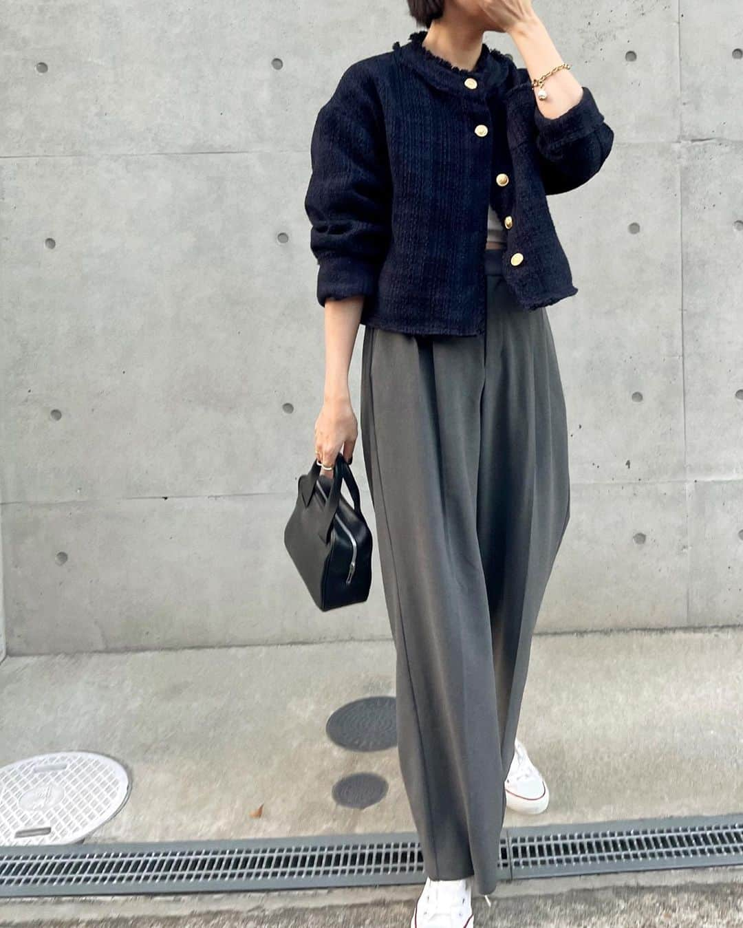 miheeさんのインスタグラム写真 - (miheeInstagram)「ootd  すごくタイプなツイードジャケット💙🖤  少しゆったりシルエットで どんなボトムスでも合わせやすい丈感🥰  キレイめすぎず、裾や袖のフリンジが カジュアルさもあって、でも上品で 羽織るだけでとにかく可愛い🥹🫶💓  #PR#lazon33 #ラソエヌサーティースリー」10月6日 20時12分 - __mihi__