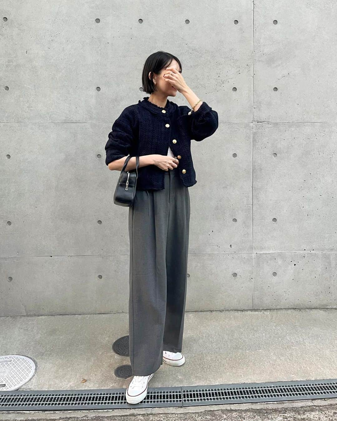 miheeのインスタグラム：「ootd  すごくタイプなツイードジャケット💙🖤  少しゆったりシルエットで どんなボトムスでも合わせやすい丈感🥰  キレイめすぎず、裾や袖のフリンジが カジュアルさもあって、でも上品で 羽織るだけでとにかく可愛い🥹🫶💓  #PR#lazon33 #ラソエヌサーティースリー」