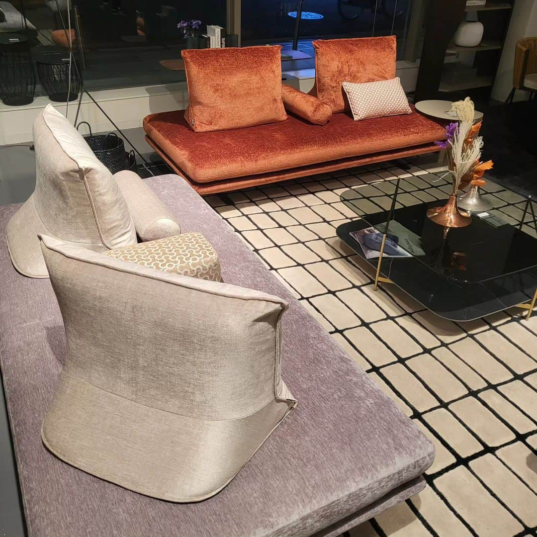 ligne roset shopのインスタグラム：「【ROSETPrado】ロゼプラド 背クッションは、ソファ座面から離れているので、自由自在にレイアウトが可能です。 生地も、それぞれお選びいただけます♪  size 2P:W2000×D1000×H870 SH405(mm) 背クッション:W700×D470×SH470(mm) ボルスター:Ｗ540×φ150(mm) アームクッション:Ｗ230×Ｄ400×Ｈ150(mm)  fabric  左側·2P C511-031  ·背クッション/ボルスターYP9510   ·アームクッション YP9501 右側·ソファ全体　Bergen303  ご質問などはDMまでお気軽にお問い合わせ下さい🌱  #ligneroset #christianwerner #lignerosetprado #インテリア #模様替え」