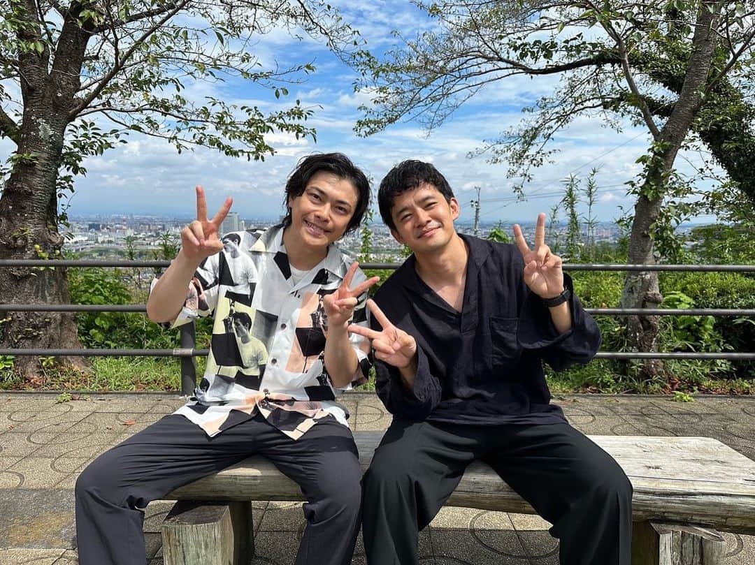 勝地涼のインスタグラム：「「メシドラ」 明日おひる11時55分から🚗  しんちゃん！かねちー！ レギュラー化おめでとう！  バラエティあまり得意でなかった時代に 「バンクーバーの朝日」の番宣で 池松壮亮といっぱい出て。 そうちゃんがうまく笑えてなかったの覚えてるし 俺は「ペケポン」でうまく返せなくて号泣してた。笑 そんな2人がバラエティで爆笑して楽しみまくったよ😁 時は経つね、、、 30代男4人、台本なしの ノープランドライブ旅をぜひお楽しみください！！  レギュラー化だもんね？ 毎週だもんね？ 定期的に？ 勝地、遊びにいくね 呼ばれなくても、いくね？😏笑  @meshidora_ntv  @kanechikadaiki  @mitsushimax」