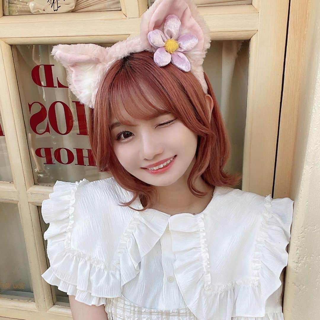 カワイレナさんのインスタグラム写真 - (カワイレナInstagram)「せっかくだから赤髪の時の写真もあげちゃう✊🏻  #赤髪 #派手髪 #派手髪ショート #ボブウルフ #ディズニー #ホワイトコーデ #リーナベル #ダッフィーフレンズ #merryjenny #tokyodisneyresort」10月6日 20時25分 - kawai_rena