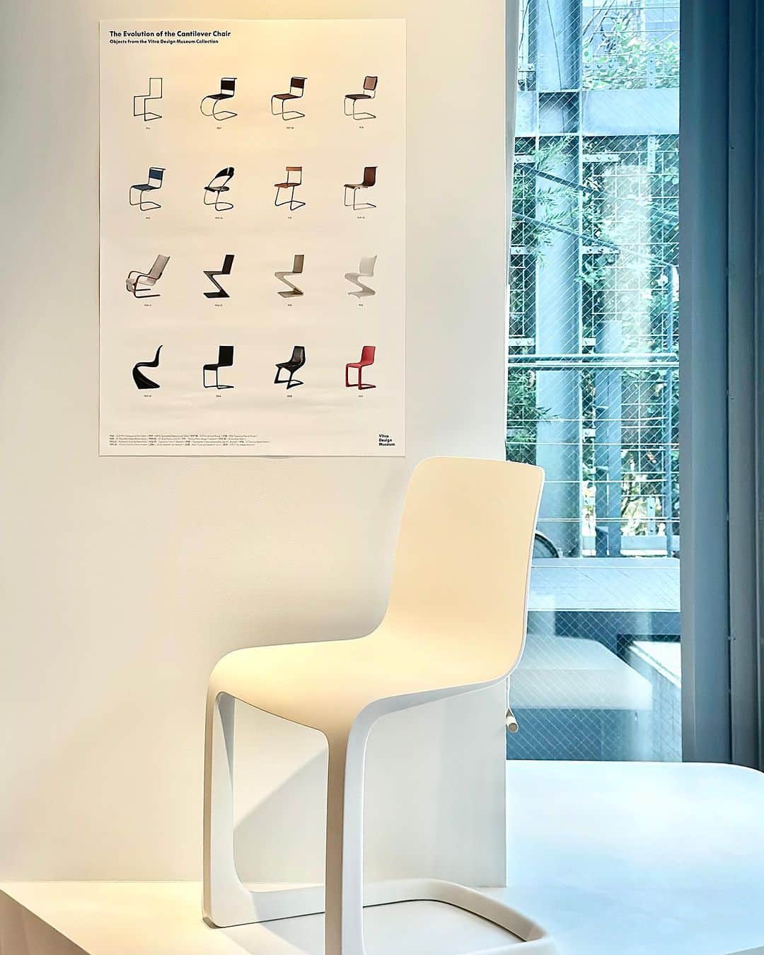 Vitra Japanのインスタグラム：「キャンチレバーチェアの進化を辿って   ジャスパー・モリソンとヴィトラが開発した椅子「エヴォック」は、さまざまなデザイナーが長年追い求めてきたキャンチレバーチェアの夢の結晶です。伝統的なキャンチレバーチェアの原理と機能性、すべてをポリプロピレンでつくることに成功した画期的な製品で、究極のシンプルさが魅力です。   Vitra Online Shopでは、10月末までにヴィトラのチェアをご購入いただくと「パントン チェア」や「.05」から「エヴォック」まで、キャンチレバーチェアの歴史と進化を辿る、非売品のヴィトラデザインミュージアムによるポスターをプレゼントします。ポスターはご用意した数量が無くなり次第終了。この機会にシンプルでスタイリッシュなポスターをヴィトラチェアとともに手に入れて。   #VITRACHAIR #Vitra #VitraJapan #Evoc #JasperMorrison #ヴィトラ #ヴィトラジャパン #エヴォック #ジャスパーモリソン #ダイニングチェア #名作椅子 #名作家具 #椅子好き #暮らしを楽しむ #快適な暮らし #インテリア #インテリアコーディネート #モダンインテリア #デザイン好き#ポスタープレゼント」