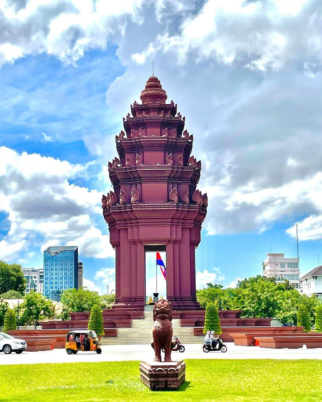 みまるさんのインスタグラム写真 - (みまるInstagram)「Cambodia🇰🇭🛺🛕  #20230808  #時差投稿  #cambodia #🇰🇭  #phnompenh  #みまる #mimaru #🇹🇭 #海外移住 #タイ #バンコク #タイ移住 #バンコク生活 #bangkok #thailand #海外生活  #海外旅行  #ナチュラルライフ #干物女 #自由人 #youtuber  #みまるチャンネル」10月6日 20時21分 - mimaru_dayo