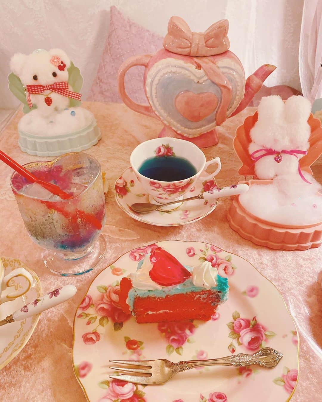 伊藤芽衣のインスタグラム：「お出かけは いつだって  カワスタでお迎えした ぬいぐるみや アクセサリーと 一緒です…♡  @kawaii__stars」
