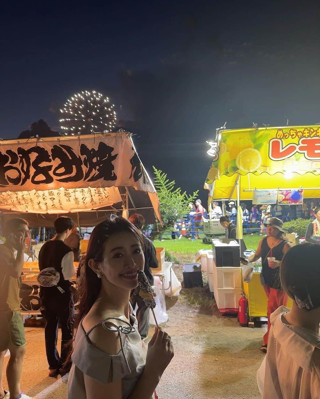 高野桃子のインスタグラム：「お祭り屋台×花火大会🎆とても好きだけど、人混みはちょいと苦手という矛盾！ 少しでも都心は避けようと地元🍓でしたが、、人、、多かった  #花火大会 #宇都宮花火大会 #宇都宮花火大会2023 #トチギモモtrip #モモtravel #momokotabi」