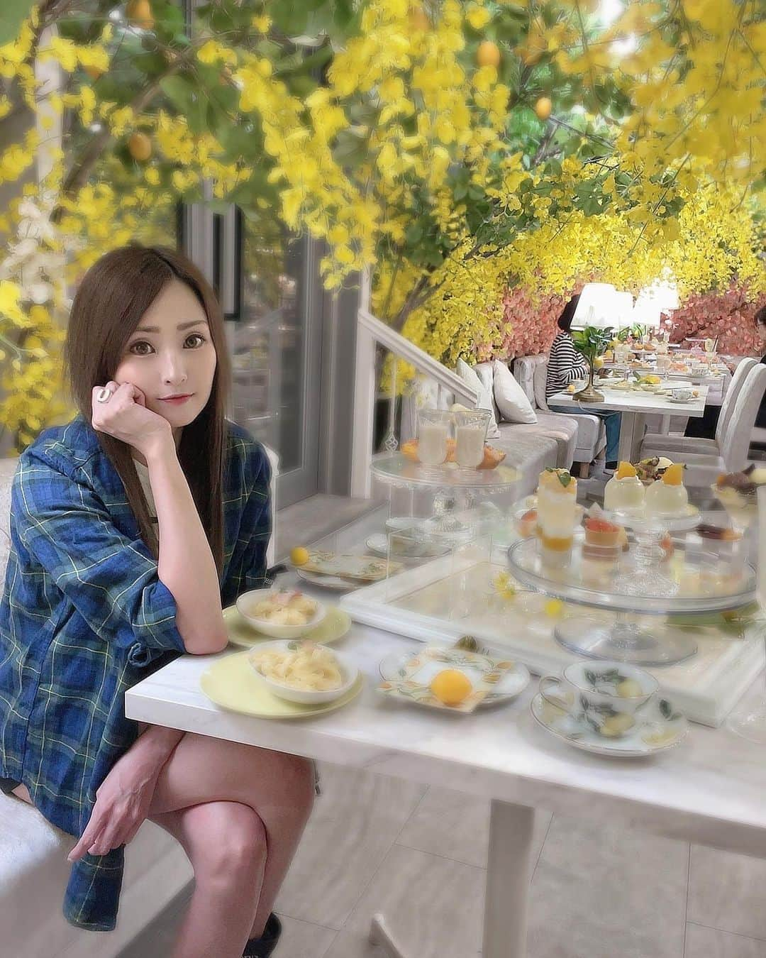 黒沢美怜のインスタグラム：「『HAUTE COUTURE CAFE OMOTESANDO』  久々の外食🍽️✨ ずっと気になってたオートクチュールカフェのアフタヌーンティーが、今月はレモンとシトラスだったのでレモンのお菓子が大好きな母に付き合ってもらって行ってきたよ🍋💕  店内可愛いし、お料理もデザートもシトラスとレモンたっぷりで爽やかで美味しくて、なんだか元気になれました☺️💞  最終予約が18:30で、夜でもアフタヌーンティー行けるの夜型人間にはありがたかったなぁ、、、、🥺🌙  #HAUTECOUTURECAFEO #オートクチュールカフェ #表参道アフタヌーンティー #アフタヌーンティー #afternoontea #レモン #シトラス #sweets #sweet #sweetstagram #cafe #café #cafetime #food #foodie  #foodstagram #gourmet #グルメ #スイーツ #カフェ #カフェ巡り #くろぐるめ」