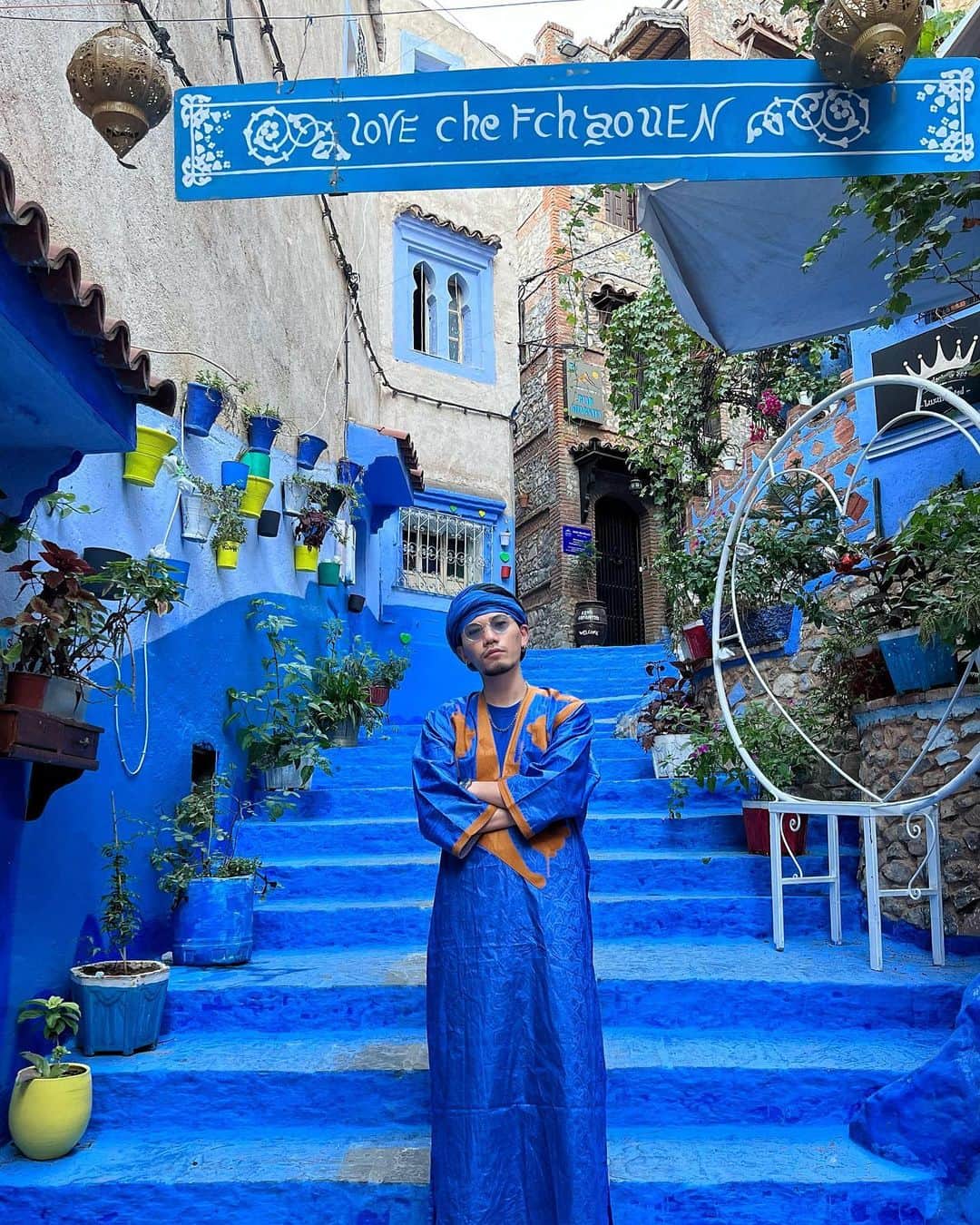 出井直助のインスタグラム：「. 🔵モロッコ・シャウエン🔵  海外旅行11ヶ国目に選んだのはモロッコ🇲🇦  まずは、ずっと前から行きたかった場所、 青の街 と呼ばれている【シャウエン】に🏃‍♂️💨  街全体が青で彩られていて、まさに幻想的🤩  シャウエンは朝も夜もとにかく絶景✨  #モロッコ #シャウエン #青の街 #シャウエンブルー #海外旅行  #morocco #moroccotravel #chefchaouen #chaouen #bluecity」