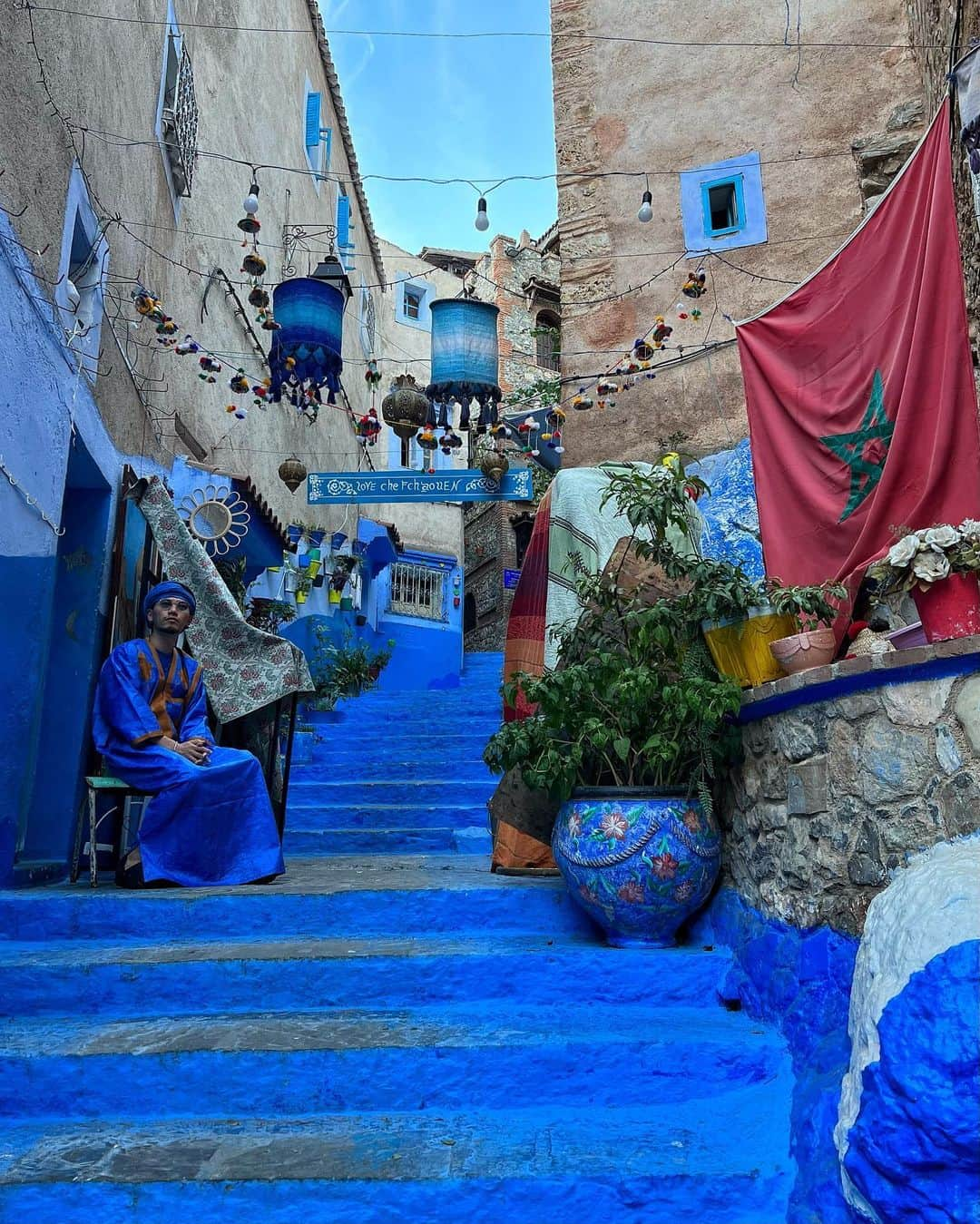 出井直助さんのインスタグラム写真 - (出井直助Instagram)「. 🔵モロッコ・シャウエン🔵  海外旅行11ヶ国目に選んだのはモロッコ🇲🇦  まずは、ずっと前から行きたかった場所、 青の街 と呼ばれている【シャウエン】に🏃‍♂️💨  街全体が青で彩られていて、まさに幻想的🤩  シャウエンは朝も夜もとにかく絶景✨  #モロッコ #シャウエン #青の街 #シャウエンブルー #海外旅行  #morocco #moroccotravel #chefchaouen #chaouen #bluecity」10月6日 20時27分 - ocean_naosuke