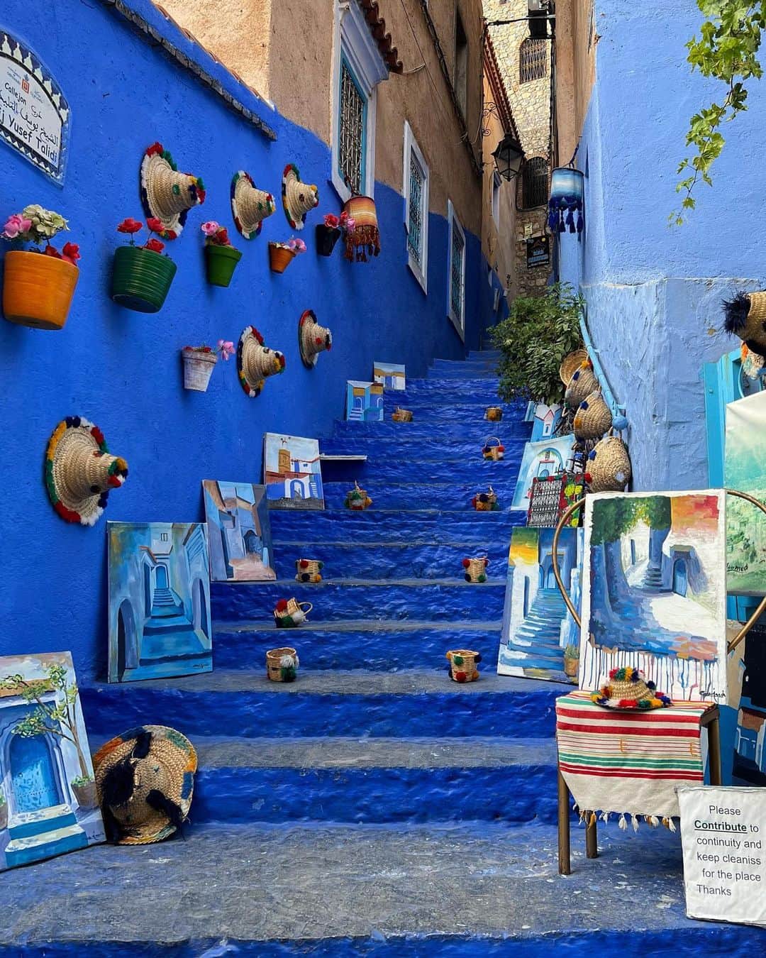 出井直助さんのインスタグラム写真 - (出井直助Instagram)「. 🔵モロッコ・シャウエン🔵  海外旅行11ヶ国目に選んだのはモロッコ🇲🇦  まずは、ずっと前から行きたかった場所、 青の街 と呼ばれている【シャウエン】に🏃‍♂️💨  街全体が青で彩られていて、まさに幻想的🤩  シャウエンは朝も夜もとにかく絶景✨  #モロッコ #シャウエン #青の街 #シャウエンブルー #海外旅行  #morocco #moroccotravel #chefchaouen #chaouen #bluecity」10月6日 20時27分 - ocean_naosuke