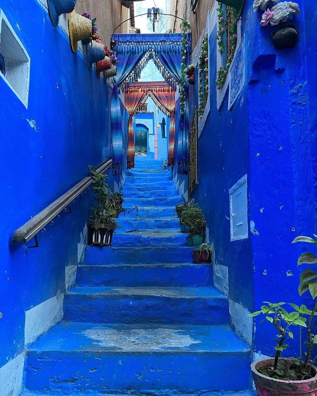 出井直助さんのインスタグラム写真 - (出井直助Instagram)「. 🔵モロッコ・シャウエン🔵  海外旅行11ヶ国目に選んだのはモロッコ🇲🇦  まずは、ずっと前から行きたかった場所、 青の街 と呼ばれている【シャウエン】に🏃‍♂️💨  街全体が青で彩られていて、まさに幻想的🤩  シャウエンは朝も夜もとにかく絶景✨  #モロッコ #シャウエン #青の街 #シャウエンブルー #海外旅行  #morocco #moroccotravel #chefchaouen #chaouen #bluecity」10月6日 20時27分 - ocean_naosuke