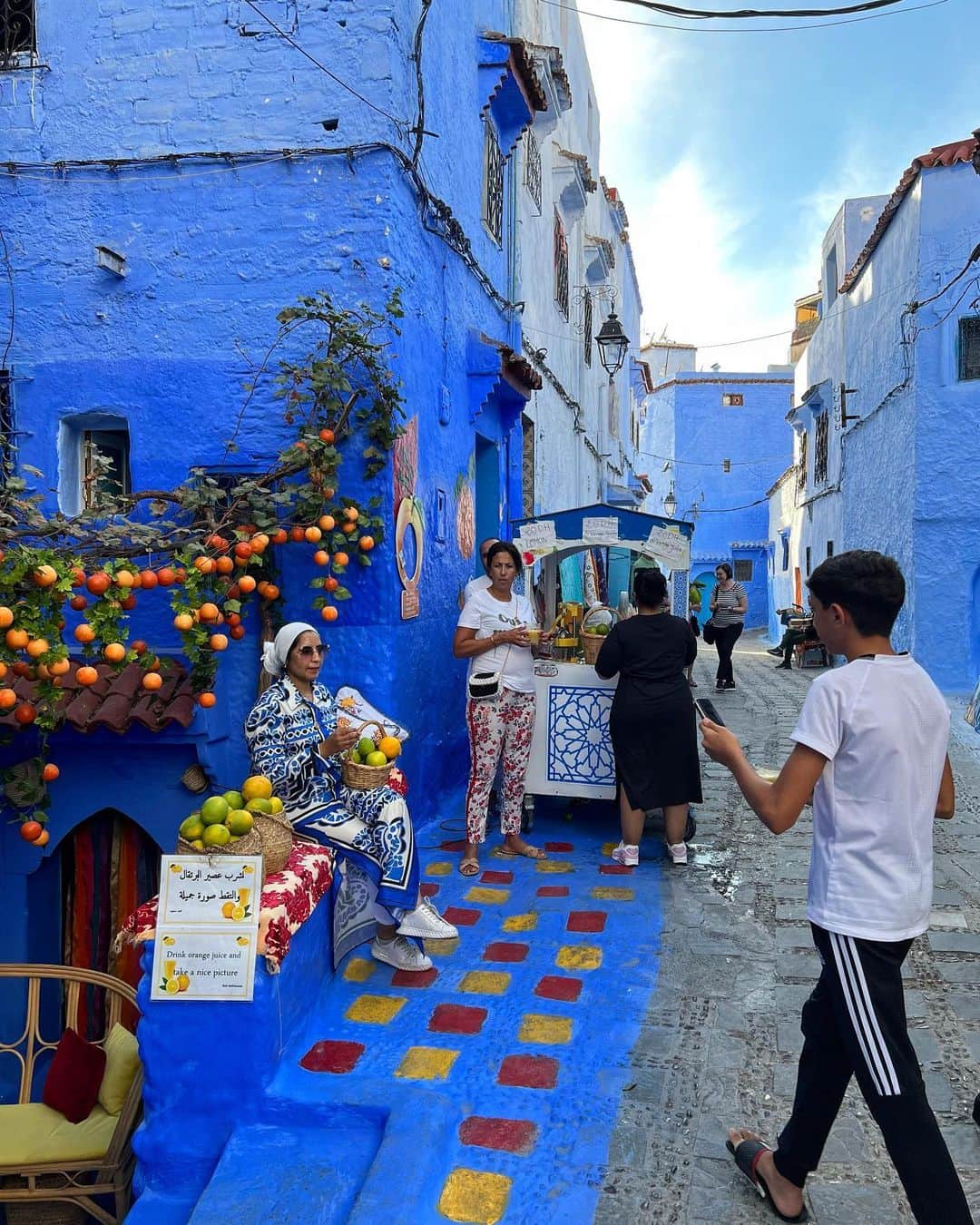 出井直助さんのインスタグラム写真 - (出井直助Instagram)「. 🔵モロッコ・シャウエン🔵  海外旅行11ヶ国目に選んだのはモロッコ🇲🇦  まずは、ずっと前から行きたかった場所、 青の街 と呼ばれている【シャウエン】に🏃‍♂️💨  街全体が青で彩られていて、まさに幻想的🤩  シャウエンは朝も夜もとにかく絶景✨  #モロッコ #シャウエン #青の街 #シャウエンブルー #海外旅行  #morocco #moroccotravel #chefchaouen #chaouen #bluecity」10月6日 20時27分 - ocean_naosuke