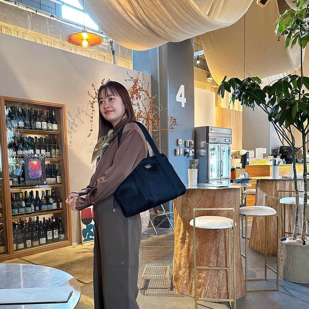 ena..*加藤 恵梨奈さんのインスタグラム写真 - (ena..*加藤 恵梨奈Instagram)「⁡ ⁡ ⁡ ⁡ ⁡ ⁡ ⁡ @edita.official の "edita Washable tote [edt-048]" ⁡ 洗濯機で丸洗いできる大容量トート👜 A4サイズもしっかり収納でき 柔らかい素材で軽量なのに、底板付きで型崩れしにくい🥰⭐️ サイドストラップで絞ればコンパクトに 荷物が増えたら広げて使える‼️ ⁡ マザーバッグとしても愛用できるし 旅行行く時にも使えるので我が家では活躍中 アイテムのひとつです！ ⁡ ⁡ ⁡ #edita #マザーズバッグ #育児 #お出かけバッグ #丸洗い」10月6日 20時24分 - e_n_a_p_i