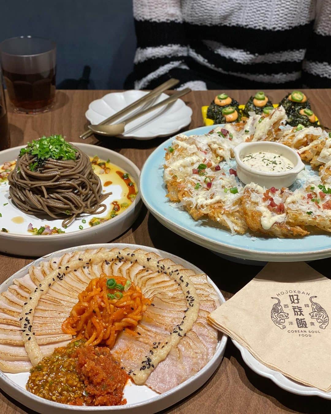 のインスタグラム：「. 10月のソウル✈️スタート🇰🇷 着いた日は、ずっと行きたかったお店 @mm_m510 連れて行ってくれてありがとう🩷 ここ良かったから、ぜひ保存して🫶 いつもウェイティングしてるから早めの時間に。 これは、何料理っていうのかな？ おしゃれな今風な料理🇰🇷 @hojokban  カリカリのポテトチヂミが美味しすぎた🩵 やっぱり、サムギョプサルやチゲは日本でも美味しいとこたくさんあるから、こういうお店に行くべきだと思う🫣 . #好族飯 #hojokbancheongdam  #koreatrip #seoultrip #韓国旅行 #ソウル旅行 #trip #travel #韓国好き #韓国情報 #韓国女子旅 #ソウルグルメ  #ソウル情報#まゆまゆの韓国旅🇰🇷#渡韓 #渡韓記録 #韓国グルメ#ソウル旅」