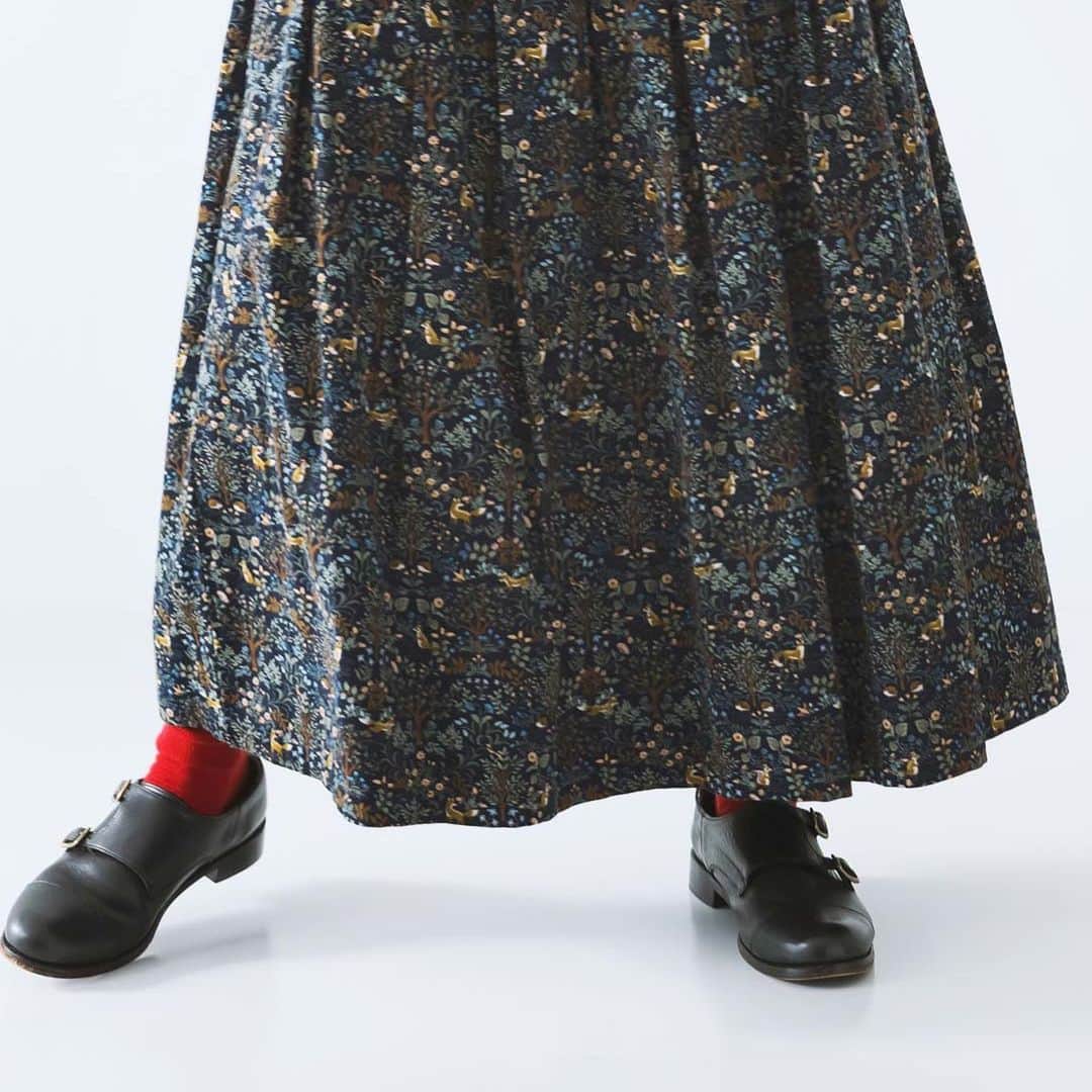 ナチュランさんのインスタグラム写真 - (ナチュランInstagram)「【 ubasoku 】今年も登場！装いの鮮度が上がる コーデュロイ×プリント柄スカート  ・  日々の暮らしに寄り添う柄スカートが人気の「ubasoku」より、 昨年大人気だったコーデュロイスカートがアップデートして登場！ 新柄3パターンをご用意いたしました。  普段の装いに合わせるだけで、 季節感のあるおしゃれなスカートスタイルの完成。  各パターンに合わせたおすすめの着こなしをご紹介いたします。  モデル身長：164cm  ----------------------------- 　ubasoku -----------------------------  ■コーデュロイプリント　83丈裏付きタックギャザースカート (A・アニマルフォレスト　ネイビー) ¥13,200 (税込) [ 注文番号：UBA-4A84-3428-A ]   ■コーデュロイプリント　83丈裏付きタックギャザースカート (B・プロバンス風花柄チャコール) ¥13,200 (税込) [ 注文番号：UBA-4A84-3428-B ]   ■コーデュロイプリント　83丈裏付きタックギャザースカート (C・ドット柄　グレー×ブラック) ¥13,200 (税込) [ 注文番号：UBA-4A84-3428-C ]   -----------------------------  ▶️商品詳細やお買い物は写真のタグをタップ またはプロフィール（@natulan_official）から 「ナチュラン」のサイトにアクセスして 注文番号や商品名を検索してみてくださいね。  #lifewear #fashion #natulan #今日のコーデ #コーディネート #ファッション #ナチュラル #ナチュラン #日々の暮らし #暮らしを楽しむ #シンプルライフ #シンプルコーデ #大人女子 #大人カジュアルコーデ #スカート #柄スカート #コーデュロイ #コーデュロイスカート #秋 #秋コーデ #ウバソク #ubasoku #natulan_official.」10月6日 20時25分 - natulan_official