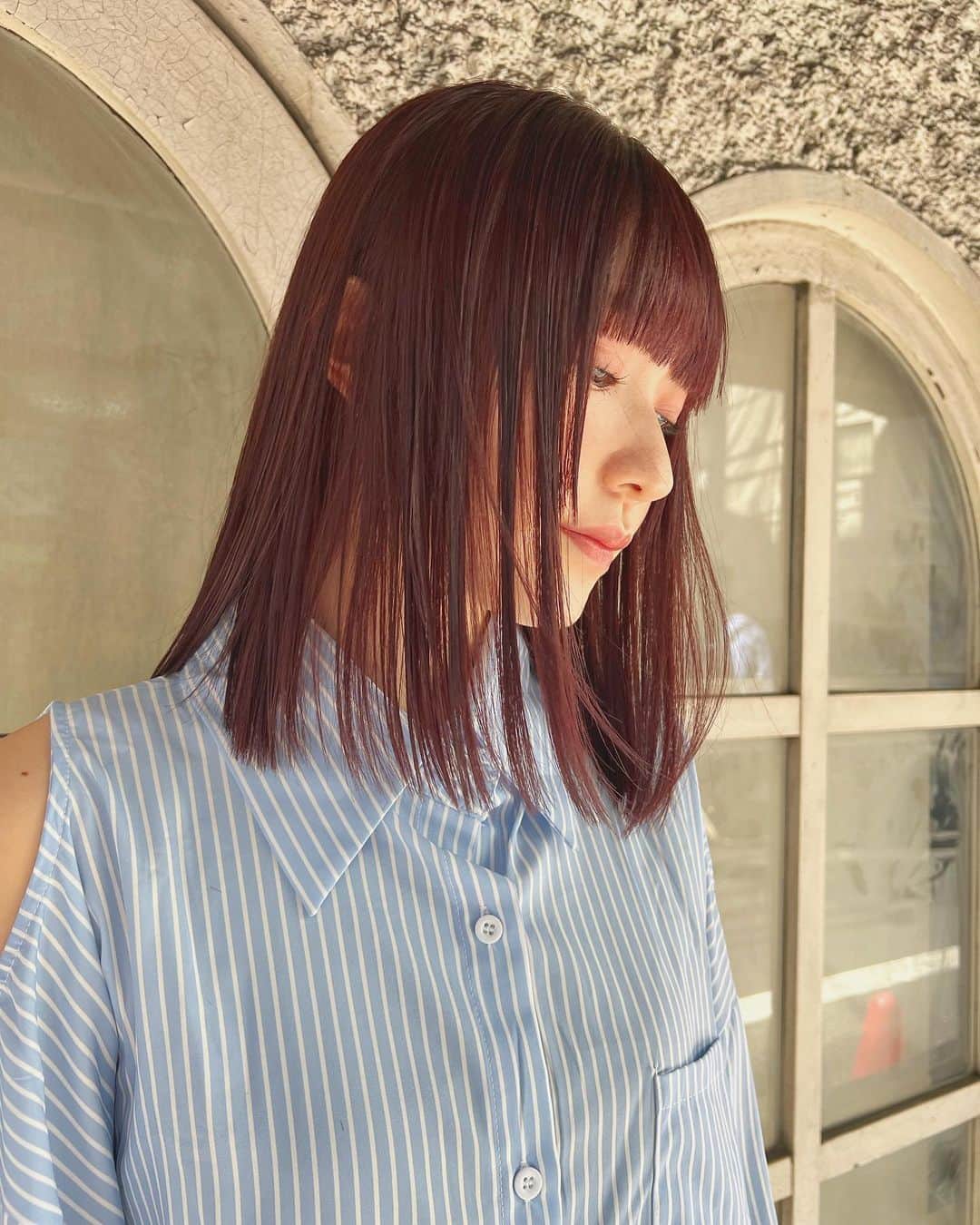 兼井遼のインスタグラム：「パツッと前髪に✌︎ ピンクラベンダー＊  柔らかくほつれるヘア😌  ツヤのある 暗くても透明のある カラーならお任せください☺️  10月のご予約も まだまだお取りできます🙇🏻  ご質問などは コメントにてお問い合わせください！😌  #ケアカラー  #ヘアアレンジ  #ケアダブルカラー  #巻き方  #髪質改善カラー  #イルミナカラー  #ミルクティーベージュ #グレージュ  #ケアブリーチ  #ハイライトカラー  #ハイトーンカラー  #ブリーチ  #ダブルカラー   #インナーカラー  #オリーブアッシュ  #グラデーションカラー  #グレージュカラー  #ツヤトーン  #パーマ  #艶髪  #外国人風  #髪質改善トリートメント  #くびれヘア  #シースルーバング  #髪質改善  #ラベンダーグレージュ  #オリーブグレージュ  #トリートメント  #ヘアアクセサリー　#インナーハイライト」