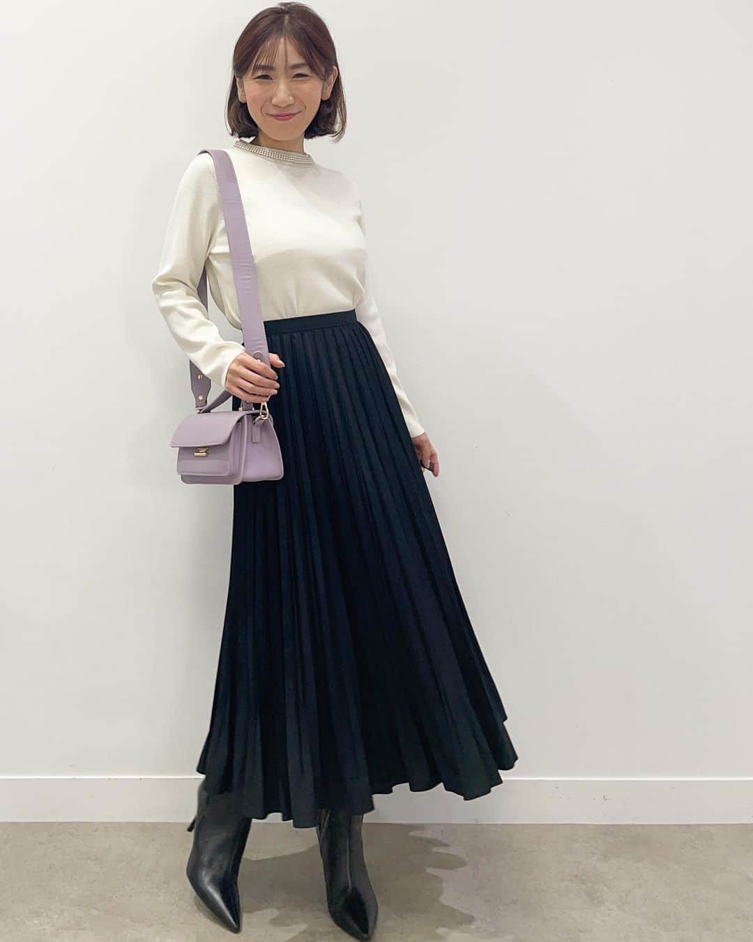cdec_official Aesthetic Senseのインスタグラム：「． 【 HIT  TEM 】 この秋売れている、ヒットアイテム！ 人気で完売必須のアイテムを3つピックアップ♪ スタッフが着用したリアルな着こなしをお届けします。 ． ． 衿元にフェイクパールが付いたニットトップス。 一枚で華やかな印象に格上げしてくれ、シンプルなボトムを合わせるだけで、レディなスタイルが完成します。  合わせるボトムによって華やかなシーンからオフィスシーンまで幅広く活躍します。 ． ． 4color ✴︎ knit No.187-17002 ¥18,920(tax in)  ◾︎公式サイトはこちらから ↓ @cdec_official ． .  #クードシャンス #2023 #2023aw #ファッション #ファッションコーデ #おしゃれさんと繋がりたい #ファッション好きな人と繋がりたい #秋 #秋服 #秋コーデ #秋服コーデ #ニット #ニットコーデ #パール #パンツ #パンツコーデ #スカート #スカートコーデ #きれいめコーデ #フェミニンコーデ #上品コーデ #エレガントコーデ #通勤コーデ #きちんとコーデ #お出かけコーデ #着回し #着回しコーデ #トレンドコーデ」