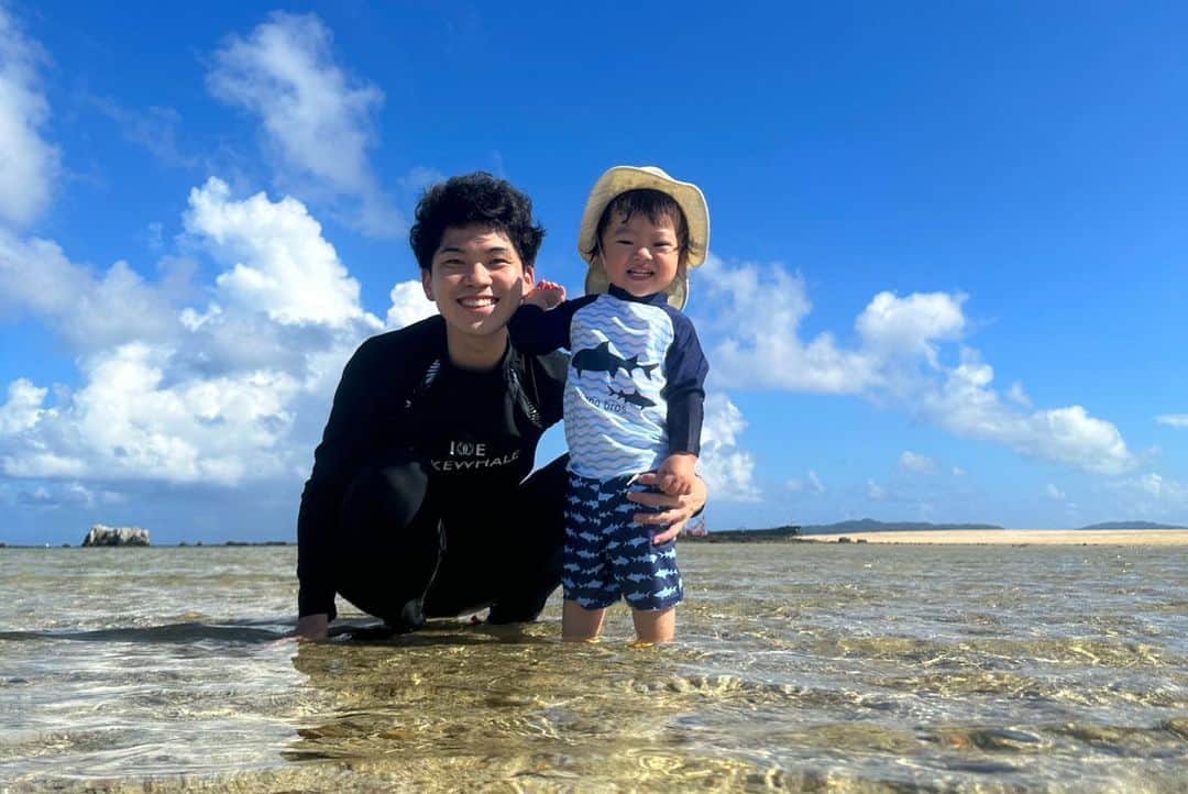 藤田崇寛さんのインスタグラム写真 - (藤田崇寛Instagram)「. 先週、妻と息子の誕生日を 沖縄の小浜島で祝いました。  あっという間に息子は2歳に🥹 最近はすごい量のお喋りができるようになって 毎日会話するのが楽しくて仕方ない！ すでに「沖縄また行きたい！」とお願いしてくる🤣  家で仕事の邪魔をたくさんしてくれますが それが日々の癒しです。  これからもたくさんの時間を 一緒に過ごしたいと思います😌  小浜島で撮った写真どれも良すぎる！  Happy Birthday!!」10月6日 20時27分 - fujitaka0125