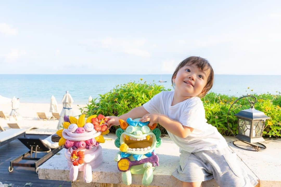 藤田崇寛さんのインスタグラム写真 - (藤田崇寛Instagram)「. 先週、妻と息子の誕生日を 沖縄の小浜島で祝いました。  あっという間に息子は2歳に🥹 最近はすごい量のお喋りができるようになって 毎日会話するのが楽しくて仕方ない！ すでに「沖縄また行きたい！」とお願いしてくる🤣  家で仕事の邪魔をたくさんしてくれますが それが日々の癒しです。  これからもたくさんの時間を 一緒に過ごしたいと思います😌  小浜島で撮った写真どれも良すぎる！  Happy Birthday!!」10月6日 20時27分 - fujitaka0125