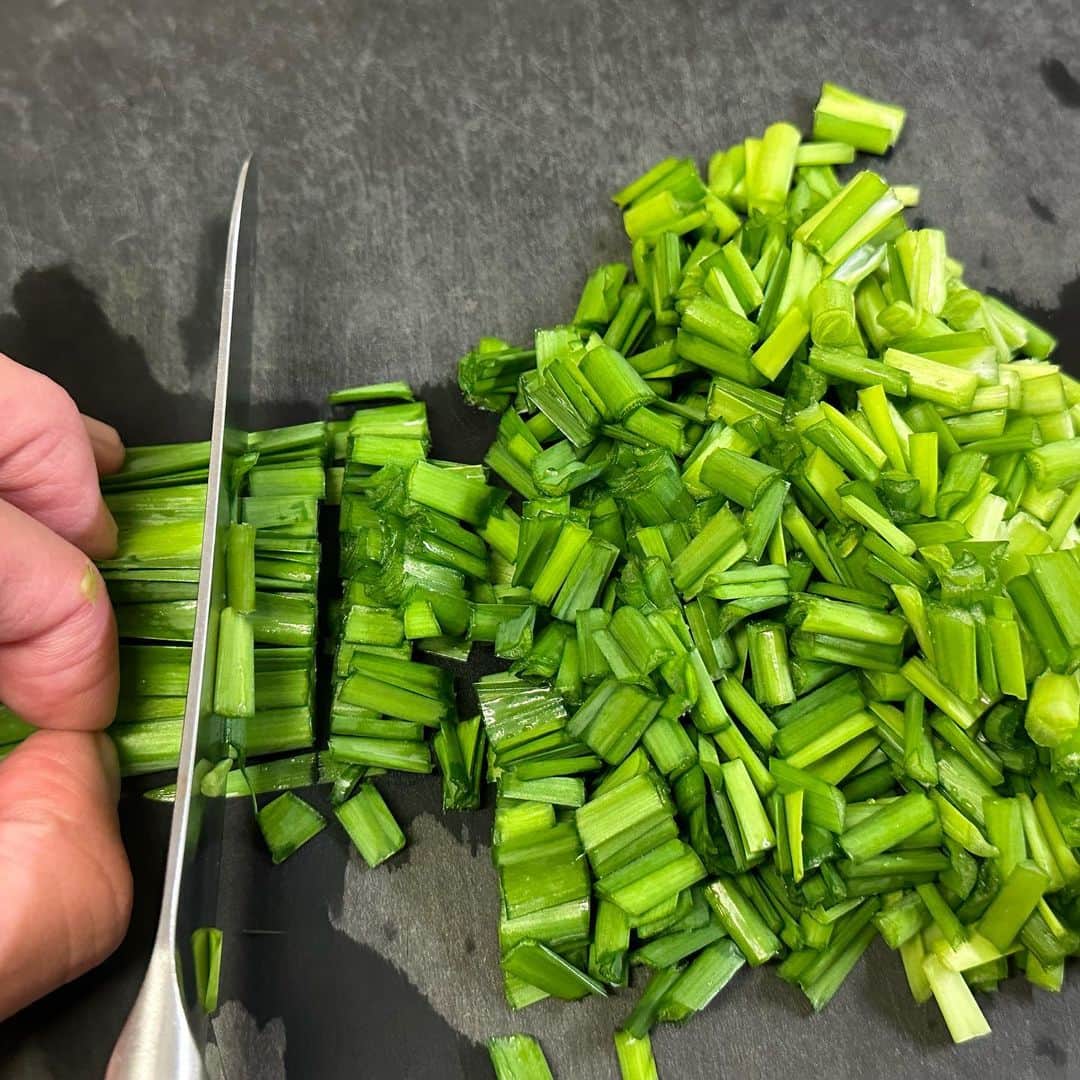 しにゃさんのインスタグラム写真 - (しにゃInstagram)「今日はトロットロの茄子と、ぷりっぷり海老の組み合わせのやみつきレシピをご紹介です(*･ᴗ･*)و！ 鶏がらスープの素としょうゆベースの味付けに、ごま油の風味がたまらないたっぷりニラダレが茄子と海老に絡んでめちゃウマのやつです♬ 茄子が旬のこれからの季節にぜひお試しいただきたい１品ですよ♬  それでは作り方をご紹介しますฅʕ•̫͡•ʔฅ       トロトロ茄子とぷりぷり海老の やみつきニラダレまみれ  【材料】３～４人分 ◎むき海老・・・１０～１５尾(むき海老でもOK) ◎茄子（中）・・・２本 (下味) ◎片栗粉・・・大さじ２ ◎塩こしょう・・・少々 (ニラだれ) ◎ニラ・・・１袋 ◎しょうゆ・・・大さじ２ ◎ごま油・・・大さじ２ ◎砂糖・・・大さじ１ ◎いりごま・・・大さじ１ ◎鶏がらスープの素(顆粒)・・・大さじ1／２ ◎しょうが(チューブ)・・・小さじ１ ◎にんにく(チューブ)・・・小さじ１ ◎鷹の爪・・・適宜(なくてもOK)        【作り方】 １．ニラを７mm程度に切り、大きめの耐熱容器に入れてふんわりとラップをし、レンジ(600W)で1分３０秒加熱します。 レンチン後、(ニラだれ)の調味料を全て加えて混ぜ合わせておきましょう。   ２．茄子を半分にして隠し包丁を入れ、２〜３cm幅に切ります。  ３．むき海老と茄子をポリ袋に入れ、塩こしょう、片栗粉をまぶします。   ４．大さじ４程度の油をひいたフライパンに茄子と海老を並べて、中火で焼いていきます。  ５．茄子がトロッとして海老に火が通ったら、(ニラダレ)のボウルに移して混ぜ合わせます。  ６．器に盛り付けたら完成です。     トロットロの茄子とぷりぷり海老に、たっぷりやみつきニラダレが絡んでめちゃウマです😋💕 ご飯もお酒も進む系🙌🏻 海老好き、茄子好き、ニラ好きの方にはめちゃくちゃオススメですのでぜひお試しくださいね😆🙌🏻     より詳しいレシピはお手数ですがブログを見てください🤗✨ プロフィール欄のURL(@shinya6727 )、もしくはストーリーズのスワイプから飛べます😌✨  【お知らせ】 私の２冊目のレシピ本、「しにゃのやみつき！つまみ飯」重版されております🙌🏻 いつも応援してくださる皆さまのおかげです😂🙏 なるべくシンプルな食材や調味料、どこにでもある理器具を使って作れるやみつきレシピをまとめた１冊になっております📚 お料理が好きな方も苦手な方も楽しんでいただける内容になっています😊  いつも通りの鶏むね肉やもやし、厚揚げといった、リーズナブルでヘルシーな食材を使った大満足レシピを多数掲載してます🙌🏻 とにかく幅広い方のお役に立てるレシピ本となっていますので、多くの方に手に取っていただけたら嬉しく思います😌🙏 お買い求めはAmazon、楽天などのネット通販か、全国の書店で📚 どうぞよろしくお願いします😊 ・ ・ ・ #レシピ #recipe #簡単レシピ #料理 #cooking #おうちごはん #おうち飲み #海老 #shrimp #茄子 #ニラ #おつまみ #簡単ごはん」10月6日 20時28分 - shinya6727