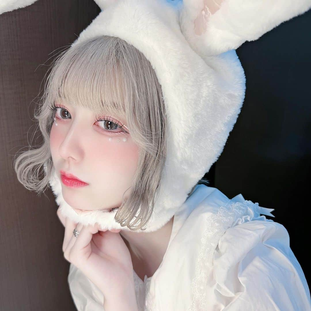 ちなぴぴのインスタグラム：「寂しいと消えちゃうよ〜🐰」