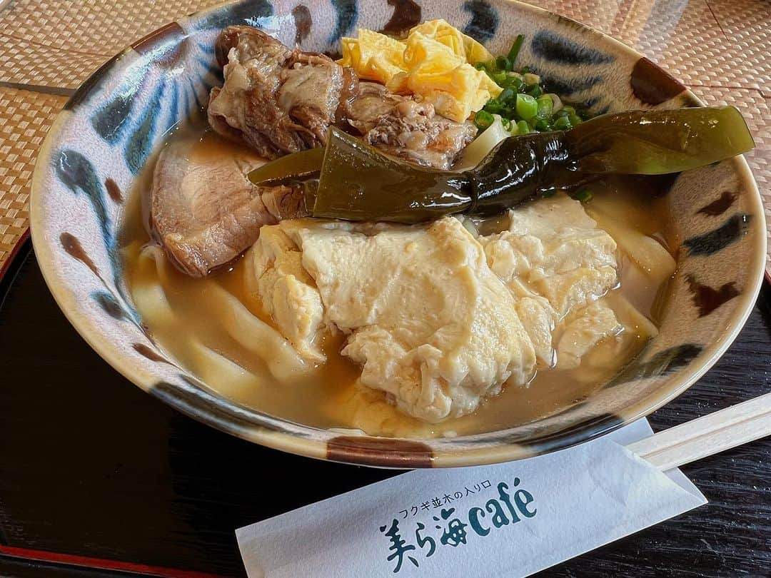 高松いくのインスタグラム：「📢  フクギ並木で、本日❗️📢 リニューアルOPEN✨  沖縄そばや丼が食べられます🌺  私は【美ら海そば】 頂いたのですが、 お肉が・・・美味しかった😳 3時間煮込んでるお肉だそうです🥺  お豆腐が入ってて 濃厚なダシもサッパリ頂ける🎵  テーブル席も沢山あり、 団体の皆様は一気に入れます！  今日オープンか❗️ 今日行かなきゃ‼️ っと、 早速行ってきました😆  どんどん 備瀬/フクギ並木 探検🧭が深まっていく✨  歩き回って、 お店に入りまくって 挨拶していくと 皆さんの温かさが... 沁みる〜🥺  いつでもおいでって😭 今日も言ってもらえて もーーーー感涙です😭 頑張ります😭  やっぱり... 人ってあったかいんだ😭 (相当いろいろとあったから沁みるのです(´༎ຶོρ༎ຶོ`)笑💦 Instagramには書かないけど) いろいろ、いろいろあるよね 動けば動くだけ😌でも、、傷つく事恐れてたら 動けないからね、 傷ついて悔しい思いして挫折も繰り返して それでも信じて動いていくと 引き寄せで、人と出会う... 最近、、ぽつり、ぽつりと とっても嬉しい出逢いが...  ダシのように...沁みるーーーー(´༎ຶོρ༎ຶོ`)✨  #沖縄 #備瀬 #新店舗 #リニューアルオープン  #本日オープン #沖縄そば #美ら海カフェ  #フクギ並木  #ランチ #旅行」