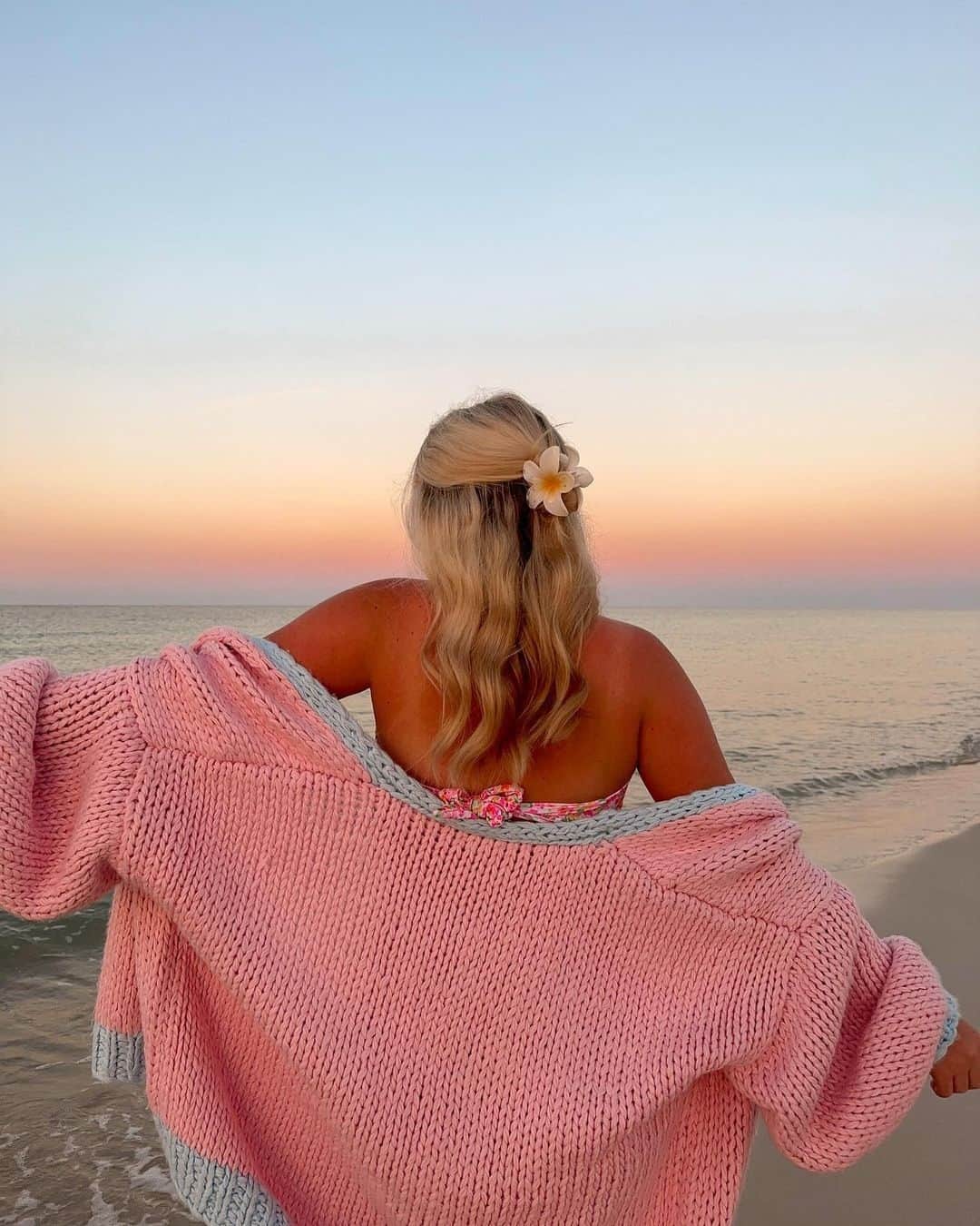 Beginning Boutiqueのインスタグラム：「Sunsets and sweaters 🥰 @adigracee looking stunning in our Hatley Pink Knit Cardigan!」