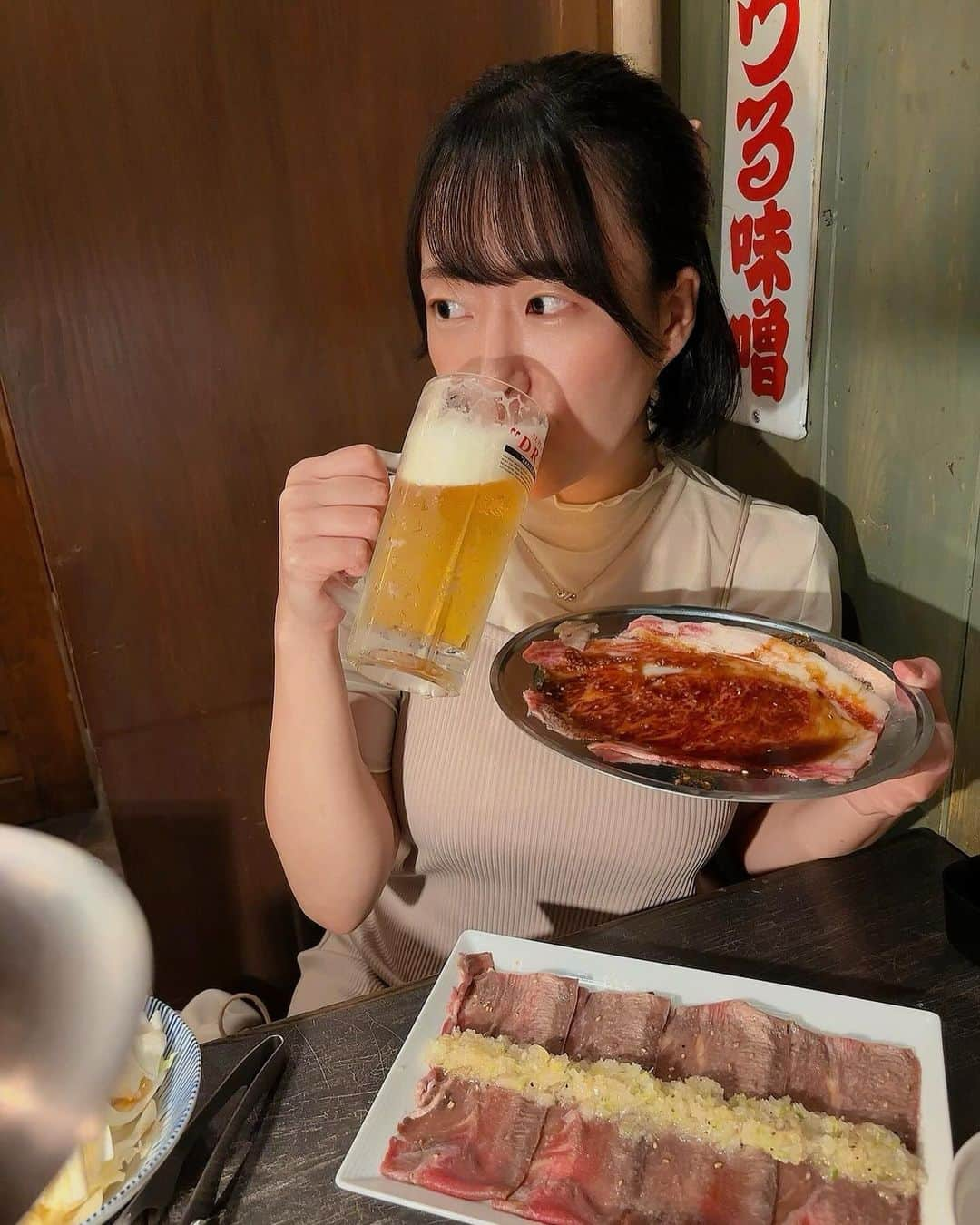 蒼井まやさんのインスタグラム写真 - (蒼井まやInstagram)「. 今日はどこへ行こうか 今日はどこで飲もうか  ハピネスを求めて到着したのは…そう！津田沼！ 津田沼、何故だか最近よく行くなぁ〜 導かれているのかな？そういうのってあるよね？  今日はお肉の食べ飲み放題ができるって聞いて @sukusukupanda0310 ちゃんと 夏の終わりアラサー女子会を開催♡ 駅からトコトコ歩いて3分くらい〜  《焼肉・ホルモン酒場 とろにく 津田沼店》 @toroniku_tudanuma   今日は食べ飲み放題コース♡ なんて甘美な響きなんでしょう…  🔴ヤリ過ぎ大判和牛ロース＆葱包み牛タン付き   焼肉＆おつまみ食べ飲み放題  2時間（4,500円）  食べ放題は60分でラストオーダー‼️ 飲み放題は90分でラストオーダー‼️ さあ気合い入れていくゾ‼️  まずは飲み物を…焼肉といえばビールでしょ🍻💓 ビール付きは＋330円なんだけど 居酒屋さんでビール一杯頼むより安いから 迷わずビール付きだよね🍻  いえーい焼肉女子会にかんぱーい🍻 夏の終わり、グビグビっと飲むビール…ハピネス👼✨  まずはお肉のセットが出てきます♡ 🐣鶏モモ、鶏セセリ 🐷豚バラ、豚トロ、豚タン  そしてこちらは一度限りの目玉メニュー‼️ 🐃大判牛ロース 🐃ネギ包み牛タン  うおおおおお〜高まる〜 迫力満点、さあ焼いて焼いて食べる食べる🥩 そしてビールのオカワリ🍻 食べて飲んで食べて飲んで…なんて幸せなんだ…  そして最初のセットを食べ終わったわたしたち。 チヂミとかポテトとか唐揚げとかビビンバとか 居酒屋メニューも種類豊富に食べ放題なんだけど わたしたちには肉しか目に入らない🥰  🐃牛ロース 🐃牛カルビ 🐃牛ハラミ  ひたすらこの3種類を食べまくりっっ🔥 どれもお酒に合うタレの味付けで 食べる手も飲む手も止まらないやーつ♡  そしてこちらのとろにくさん、 卓上にサワーが設置されてるんです😚 嗚呼、、今宵は良く酔うでせう、、  サワーの味はたくさん種類があって 店員さんがシロップ持ってきてくださるので それをお好みで入れてサワーを注入♡ 自分好みの飲めるのさいくうすぎ🤘  何杯飲んだんだろうね？正直覚えてない たくさん飲んだってことだけは覚えてる（キリッ）  アラサー女子の会話はとどまるところを知らない。 あっという間の2時間でした♡ まだまだ食べられたし飲めたなぁ。 自分たちの胃袋が怖いです。  また焼肉がっつりお得に食べたくなったら行くしかだナ〜 あっちなみに食べ放題は前日までの予約が必要なのでご注意を♡  🎪焼肉・ホルモン酒場 とろにく 津田沼店 📍千葉県習志野市津田沼1-10-41 十番街ビル 2F 🚃津田沼駅 徒歩3分  #津田沼グルメ #津田沼居酒屋 #津田沼ディナー #津田沼飲み #津田沼駅 #津田沼 #津田沼焼肉 #とろにく #とろにく津田沼 #焼肉食べ放題 #食べ飲み #食べ飲み放題 #千葉焼肉 #ごちそうさまチャレンジで飢餓をなくそう #ごちそうさまチャレンジ」10月6日 20時31分 - mayayan_dayo