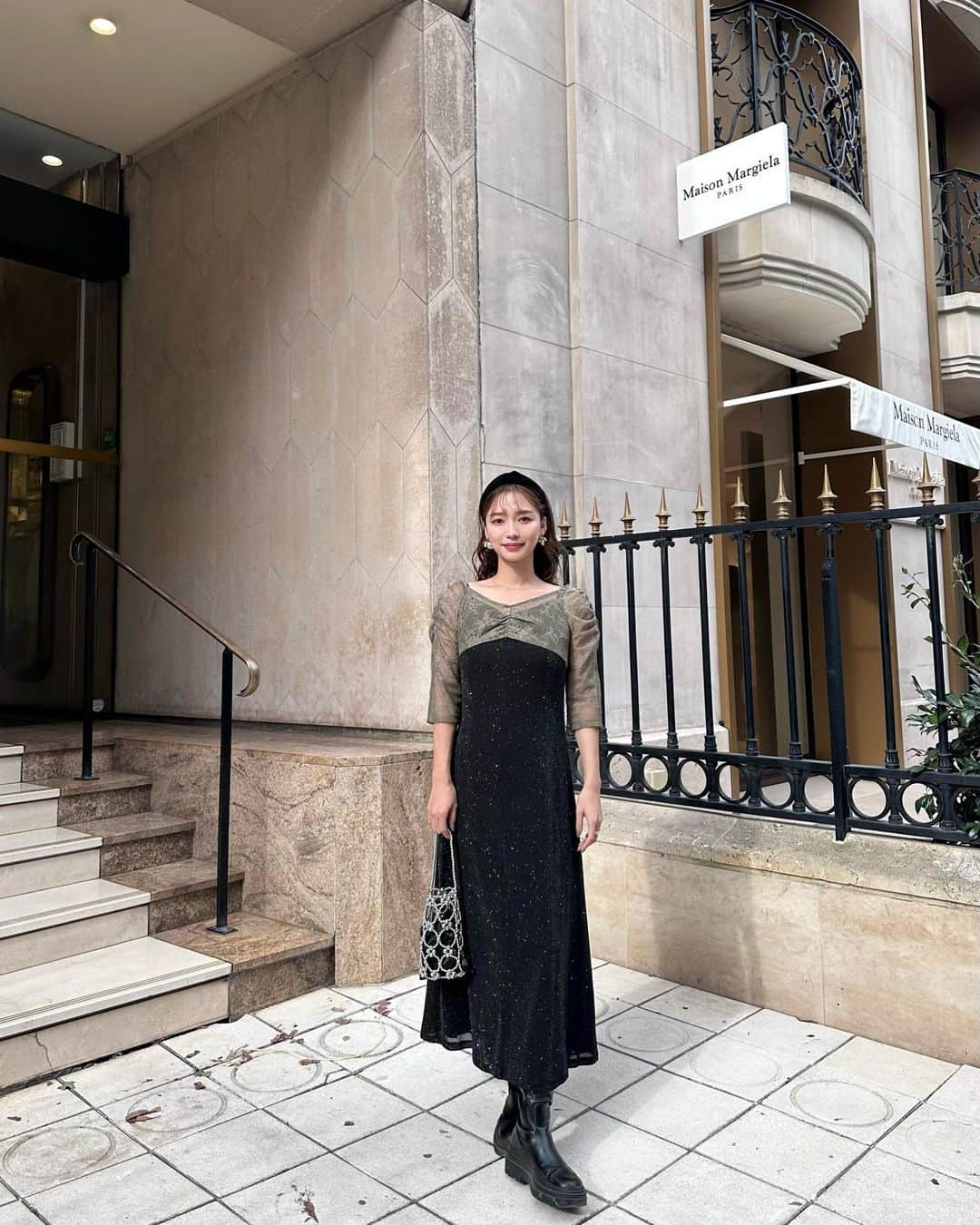 のインスタグラム：「. パリでのコーデ🇫🇷✨ @leja__official のワンピースに ベロアのヘアバンドを合わせて @jeudi.closet のシルバーのバッグ🩶 カバンに合わせて @mari_ca27 のシルバーのピアスにした✨  ラメ感があるワンピースが可愛い🫶🏻 ラメとかスパンコールとかキラキラしたアイテムが今年多いね💎  #pr #paris #parisfrance #パリ #パリ旅行 #フランス #フランス旅行 #ヨーロッパ #ヨーロッパ旅行 #ヨーロッパ周遊」