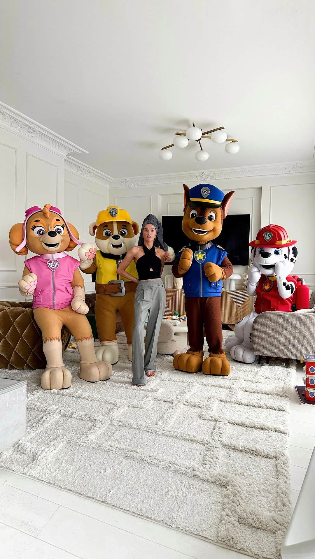 Juliett K.のインスタグラム：「Wychodzisz z wanny, a tu??? 😅🥰  A już tak serio, serio i najpoważniej na świecie. Przypominam i gorąco zachęcam Wszystkich zainteresowanych do obejrzenia najnowszej produkcji Psi Patrol: Wielki Film!  Oficjalnie w kinach z już za tydzień (13 października), a już teraz zapraszam Was na pokazy przedpremierowe.  Ogromnie się cieszę, że mogłam być częścią PL wersji filmu. Nie jest tajemnicą, że mój 3 letni synek to turbo fan PAW 😊 i gdy tylko zaproponowano mi dubbing jednej z postaci zgodziłam się bez wahania. Zatem… do zobaczenia (usłyszenia) w kinach! @tylkohity reklama #dubbing #psipatrol #psipatrolwielkifilm」