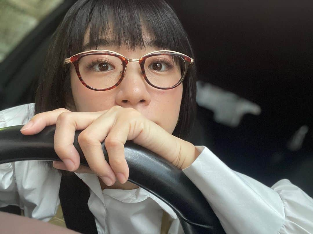 時東ぁみのインスタグラム：「毎日のように運転してます🚗 ・ 長時間運転してると、左お尻骨が痛くて痛くて。 いいクッション？座布団？知ってますか！？ ・ 他にも快適グッズあったら教えてー☆ ・ #時東ぁみ #運転 #初心者 #🔰 #ドライブ #車 #car #愛車 #mycar #お尻 #痛い #クッション #座布団 #カーグッズ #車用品 #教えて」