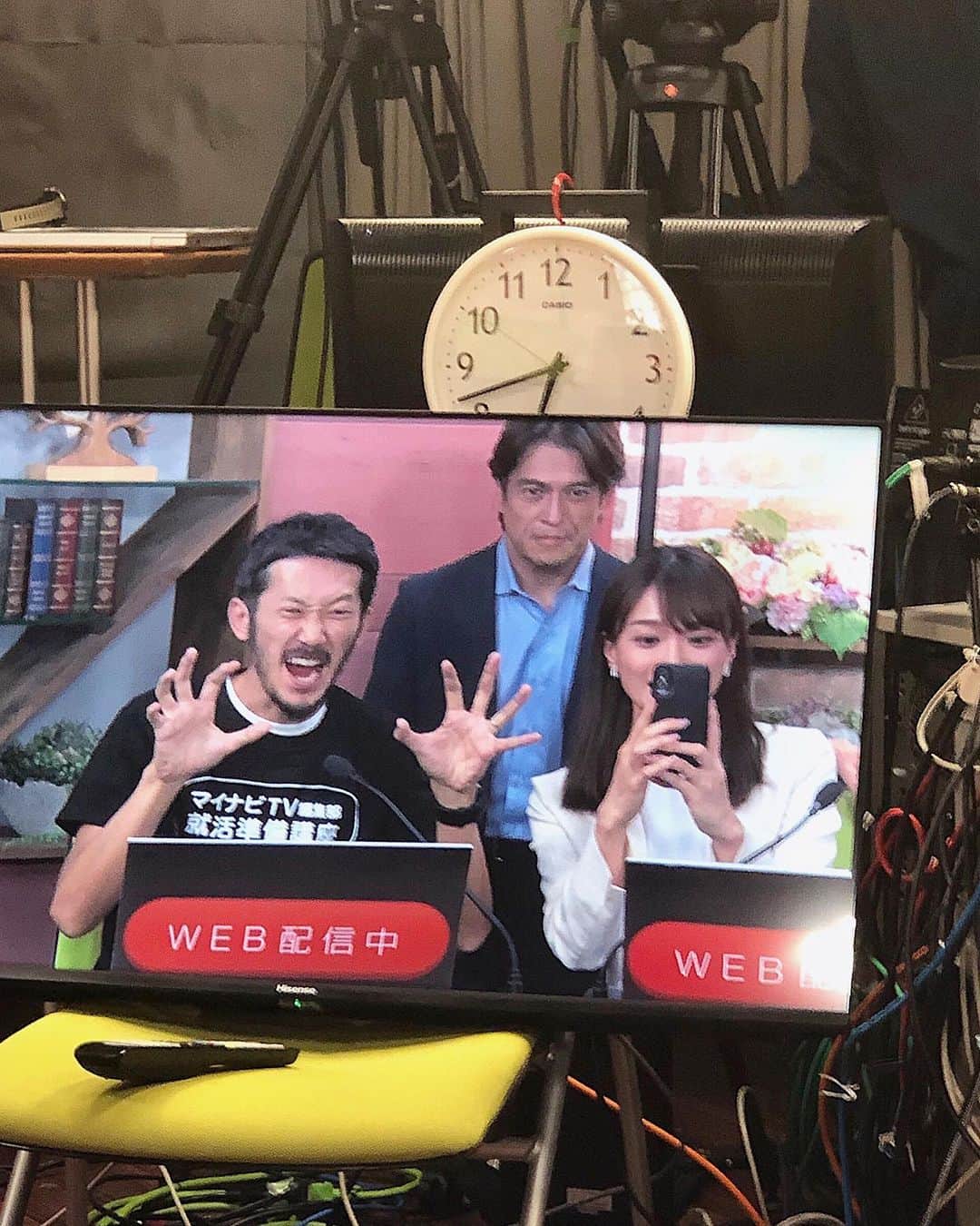 のインスタグラム：「温度差😂 ライブ配信の約15分前。 すぐに顔を作ってくれる配信おじさんと、 私に「しゃがんでください！」といわれ 勝手に写真を撮らせてくれる平山先生😆 #日焼けしててスーツが似合うからって #サッカーチームの監督じゃないよ #電車で知らないお子さんに #サッカーのコーチだー！ #と言われた経験あり #本日の就活セミナーの講師です #編集部講座」