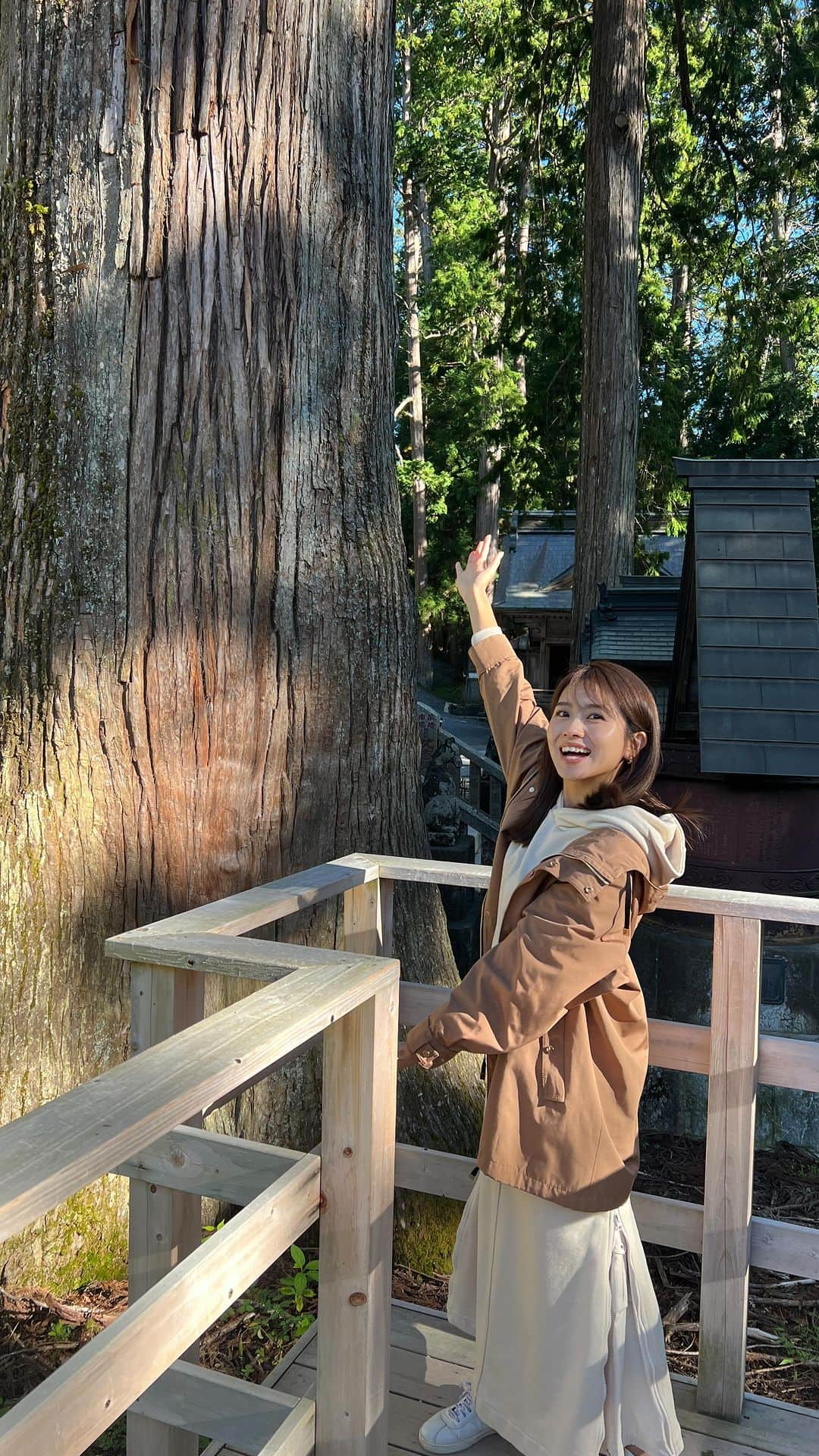 曽田茉莉江のインスタグラム：「ずっと行ってみたかった三峯神社へ⛩️ 関東を代表するパワースポット🌿 山の上ですごく空気も澄んでて気持ちよかった😌 今くらいの季節がすごく丁度いい気がする🥹 日差しと秋風が心地良かったです🥰  寒がりな私はこれくらいのアウターを持って行って本当よかった🥰🥰  outer @stanza_dolce  setup  @beatrice_fsf   皆様素敵な連休をお過ごしくださいね😌🌿  #fashion #code #stanza_dolce #stanzadolce_cd#pr#大人カジュアル #大人コーデ #パワースポット#パワースポット神社 #パワースポット巡り #神社#神社仏閣 #神社仏閣巡り #三峯神社」