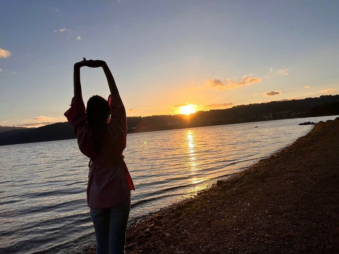 のインスタグラム：「【旅コミ北海道】 明日の旅コミは… 秋の洞爺湖🍁日帰り紅葉ドライブ🚗  展望台やヘリコプターなど…！ 色付いた山々を高い所から一望できるスポットや、 紅葉や洞爺湖だけでなく夕陽も見応えある注目のスポットも👀  さまざまな角度から紅葉を楽しめる、 この時期にしか見られない絶景をたっぷりご紹介します🍁 ぜひご覧ください！ ・ ・ 旅コミ北海道〜じゃらん de Go！ 毎週土曜日夕方6時30分 10月7日OA . . #また旅へ#旅コミ#北海道#北海道じゃらん#旅#グルメ#食#観光#オフショット#テレビ北海道#chiyumi #tabikomi#7ch#hokkaido#tvh#tvprogram#television#sightseeing#gourmet#travelood」