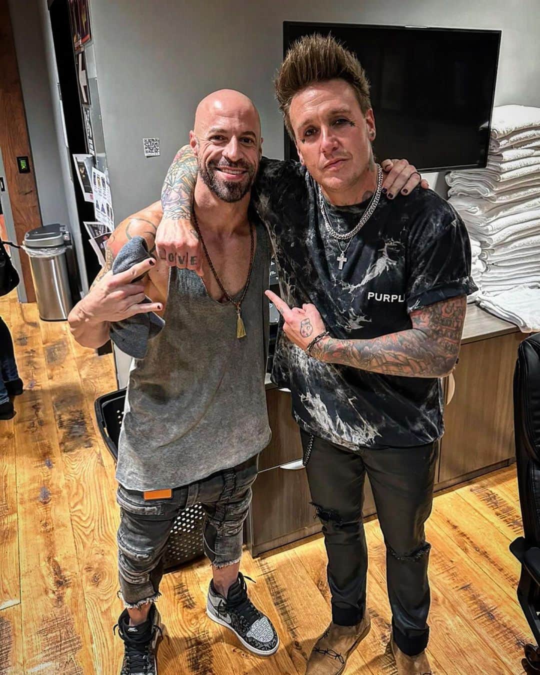 クリス・ドートリーのインスタグラム：「Had the most incredible time with my friend and brother @jacobyshaddix @paparoach the other night at the #revolutionslivetour in Franklin TN. Thank you for asking me to join you on Scars! I needed that more than you know and I especially appreciate the time spent afterwards catching up on real life shit! You’re an inspiration to so many including myself. Until next time my friend! All the love🤘🏻💜🤘🏻 #paparoach」